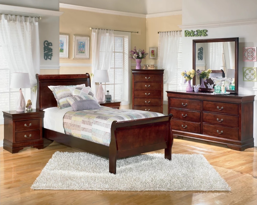 Alisdair Wood Sleigh Bedroom Set