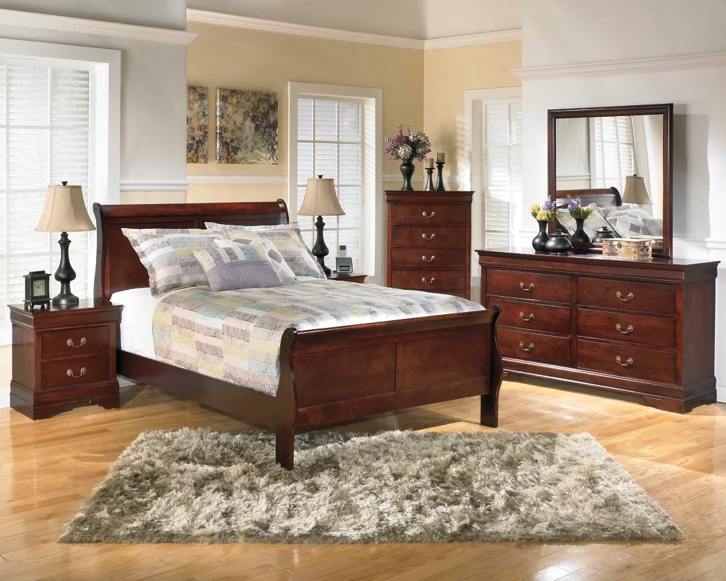 Alisdair Wood Sleigh Bedroom Set