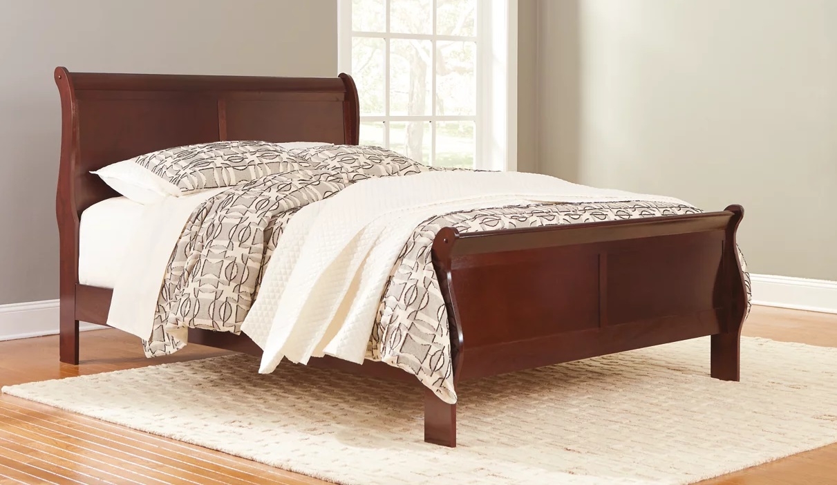 Alisdair Wood Sleigh Bedroom Set