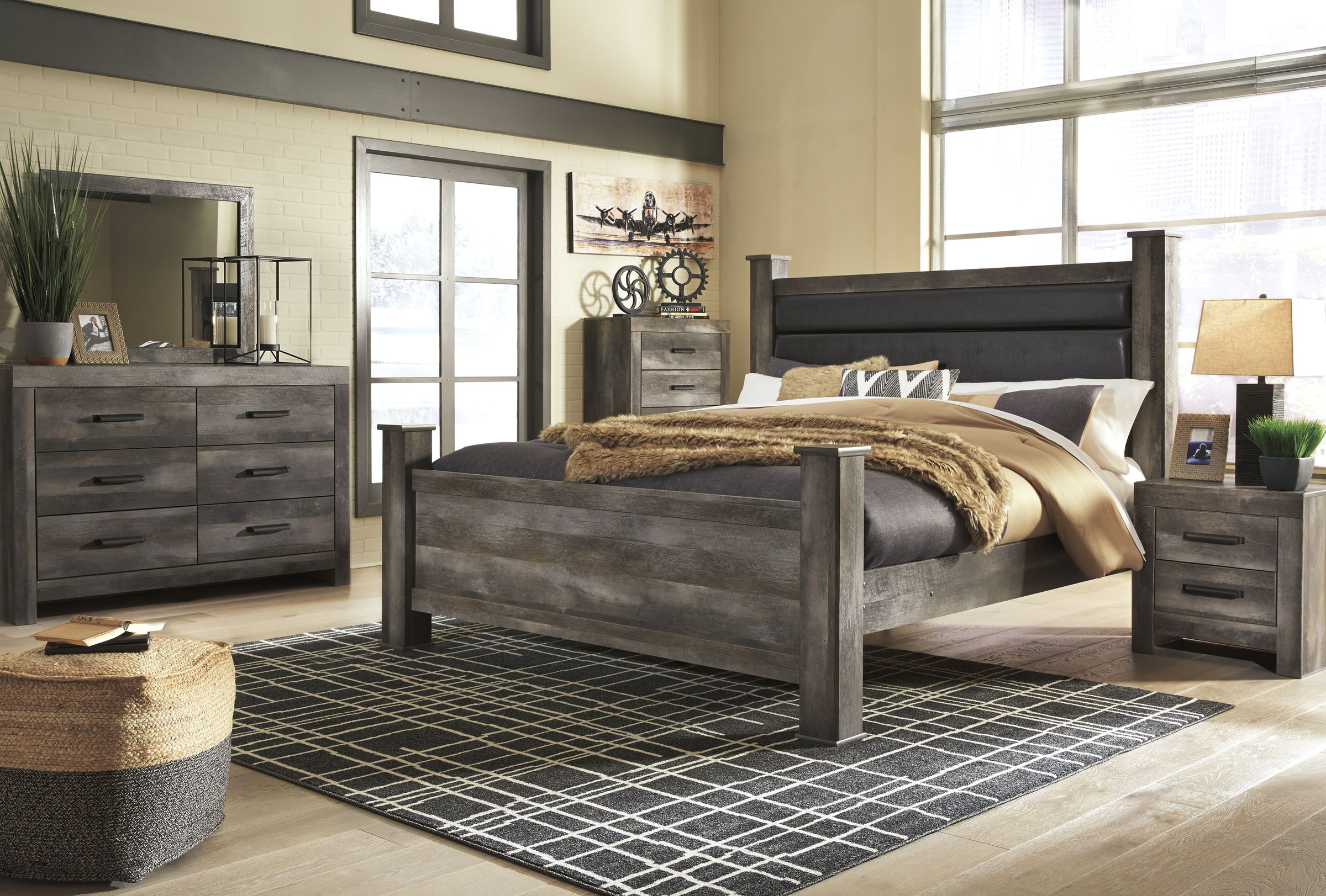 Wynnlow Wood/Faux Leather Poster Bedroom Set