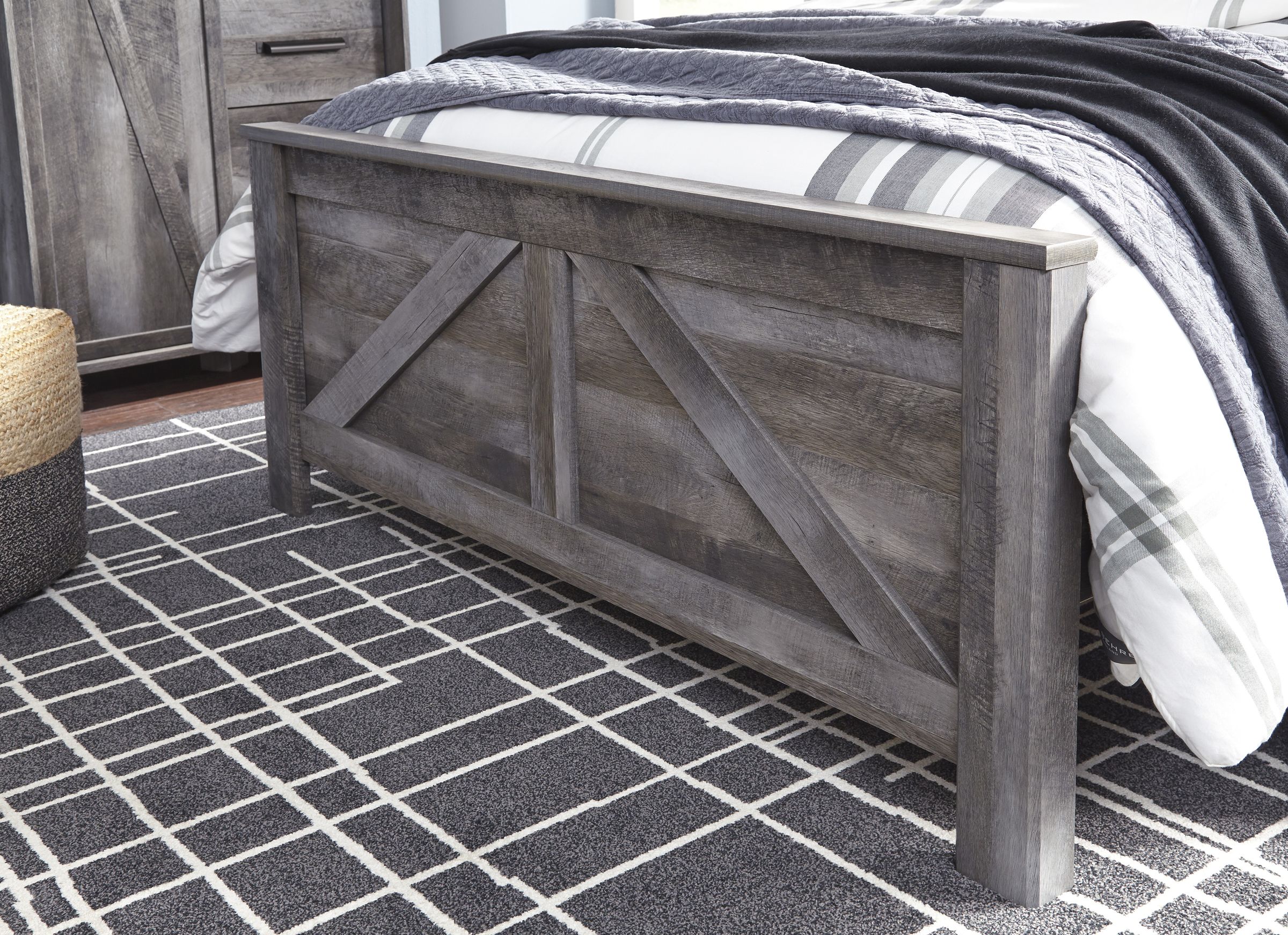 Wynnlow Wood Crossbuck Panel Bedroom Set