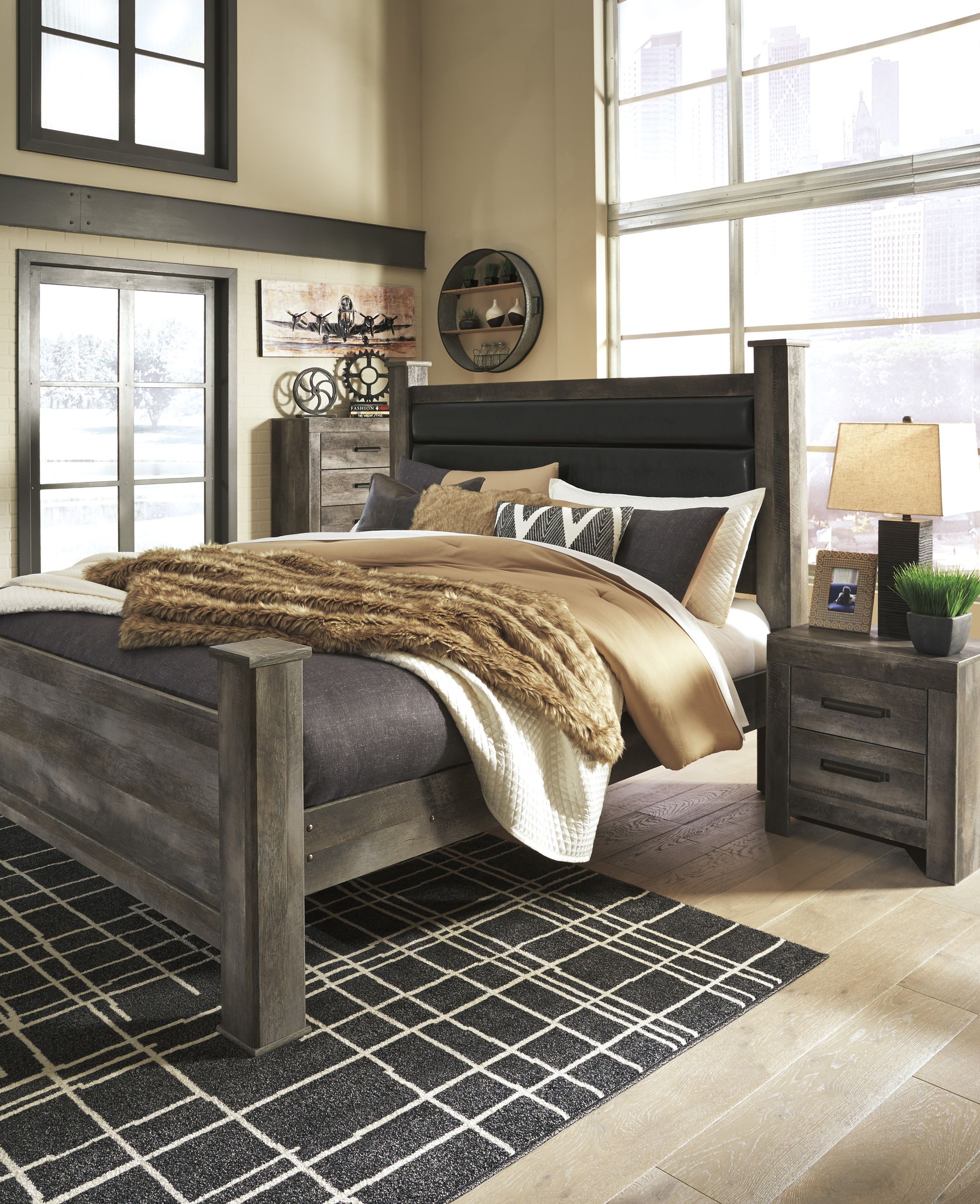 Wynnlow Wood/Faux Leather Poster Bedroom Set