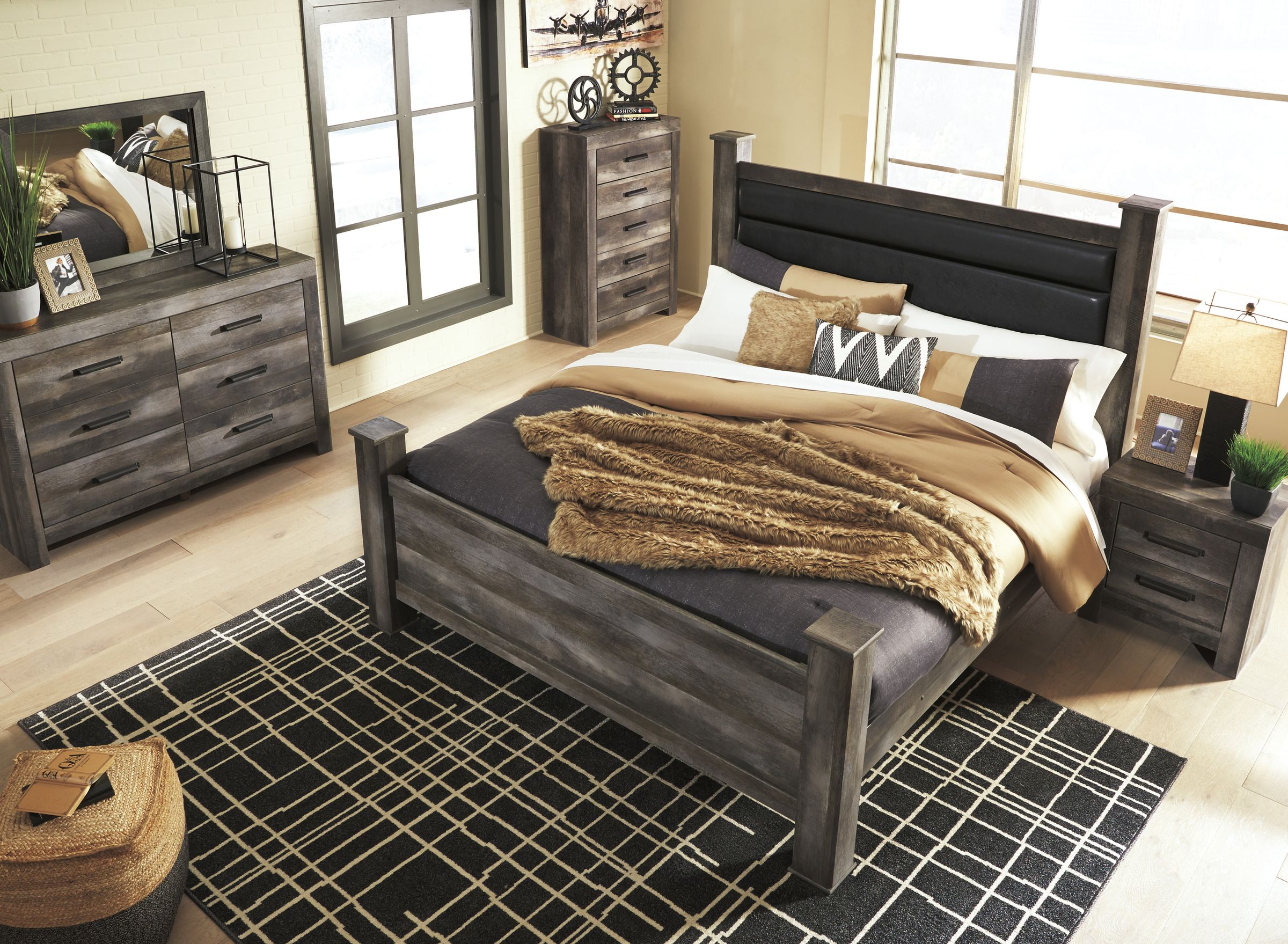 Wynnlow Wood/Faux Leather Poster Bedroom Set