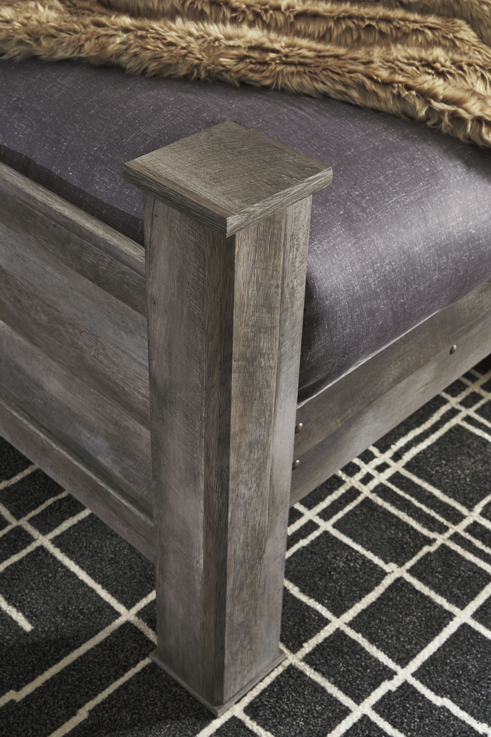 Wynnlow Wood/Faux Leather Poster Bedroom Set