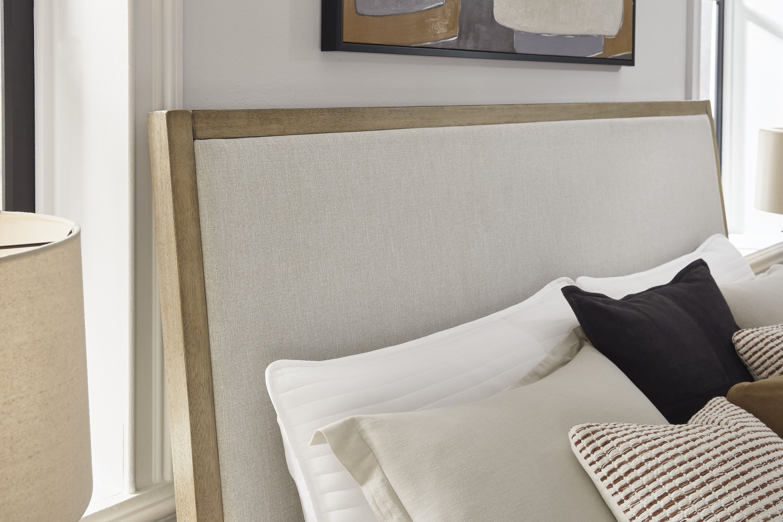 Tomtyn Upholstered Platform Bed