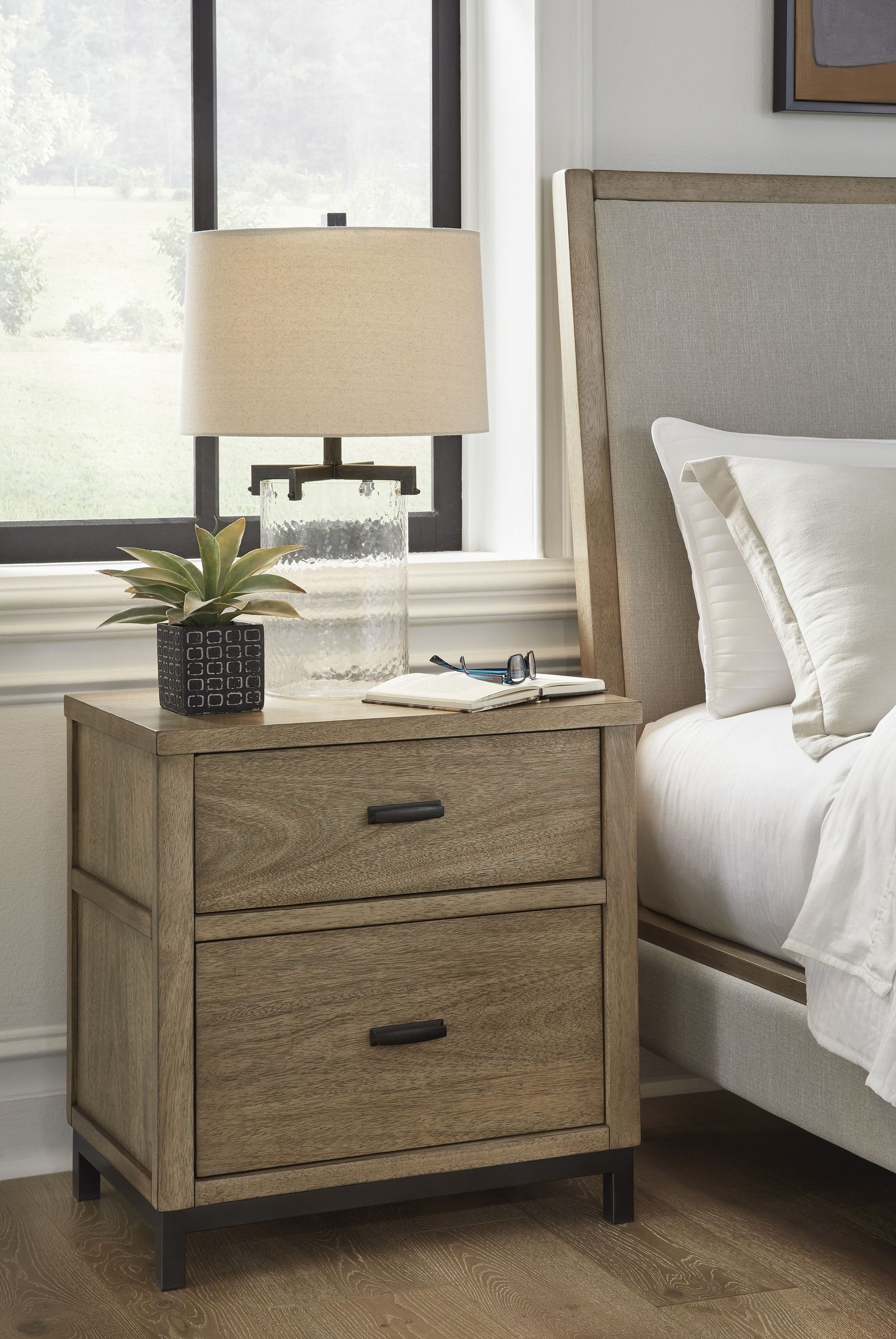 Tomtyn Upholstered Platform Bedroom Set