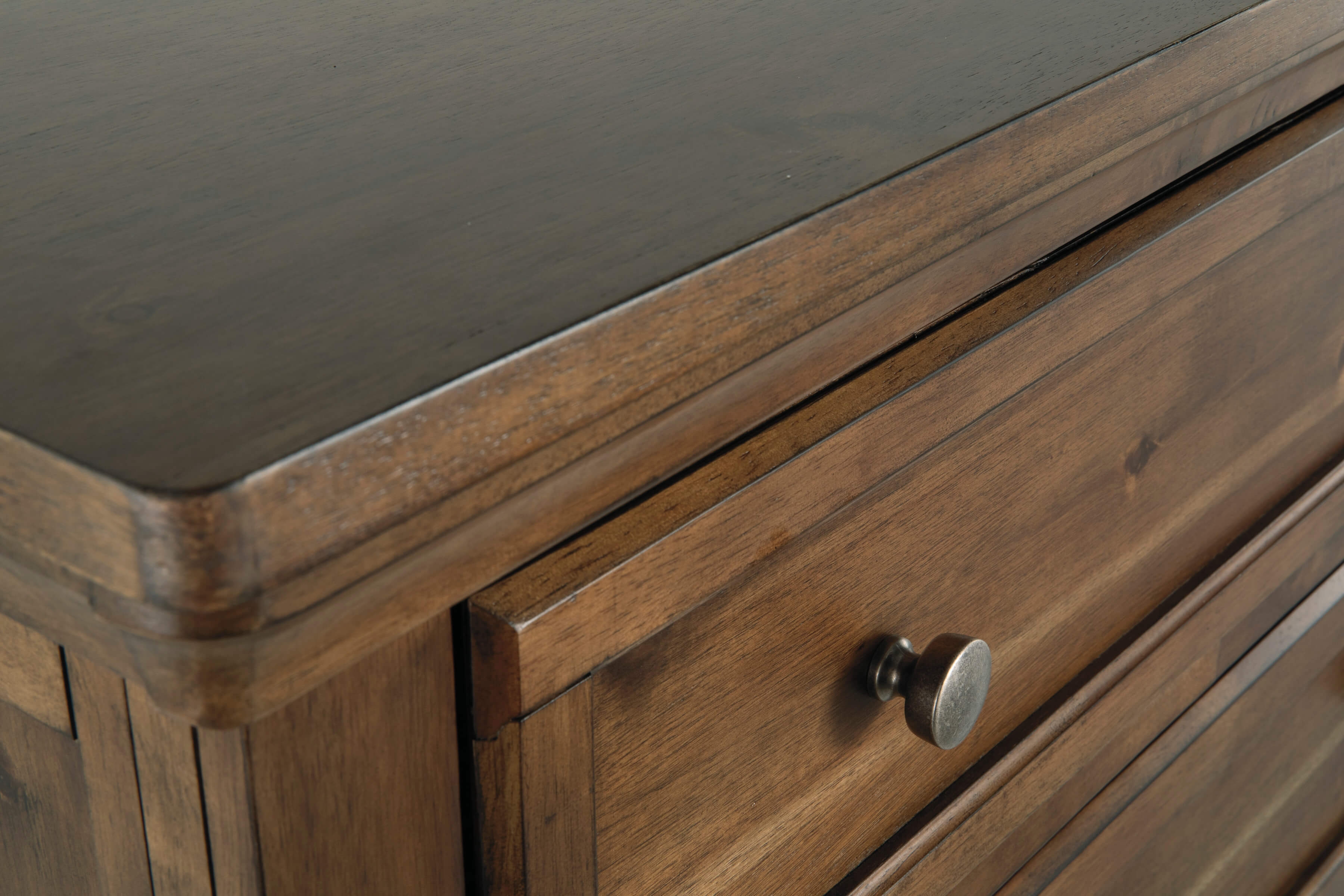 Ashley SM Flynnter Wood 5-Drawer Chest
