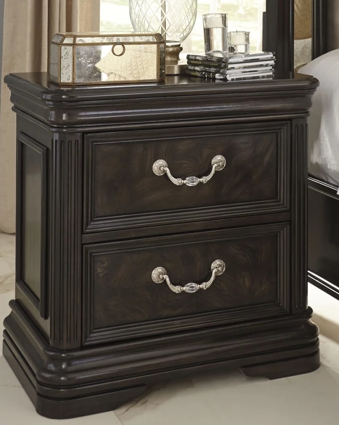 Quinshire Wood Nightstand w/2 Drawers