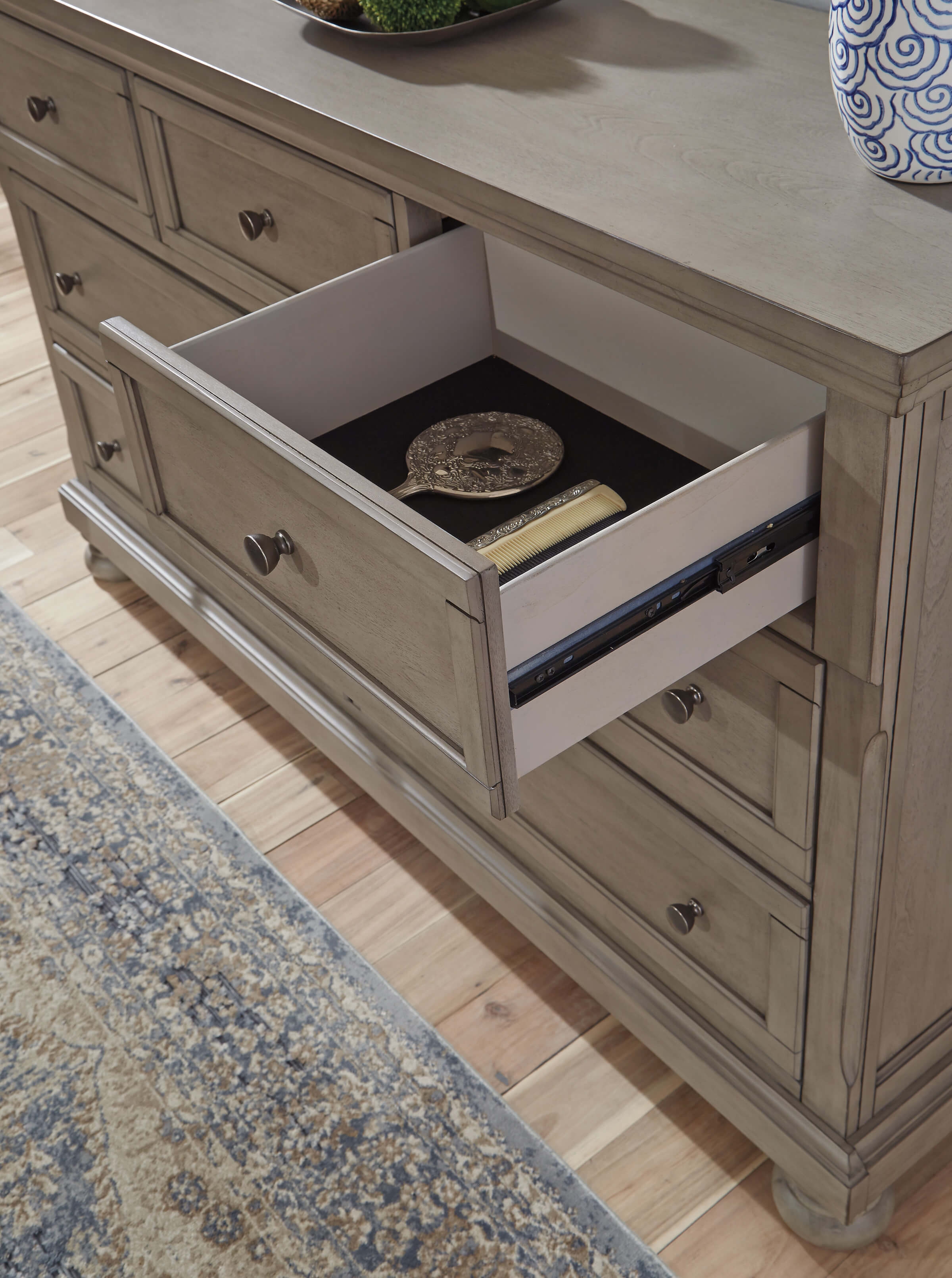 Ashley SM Lettner Wood 7-Drawer Dresser