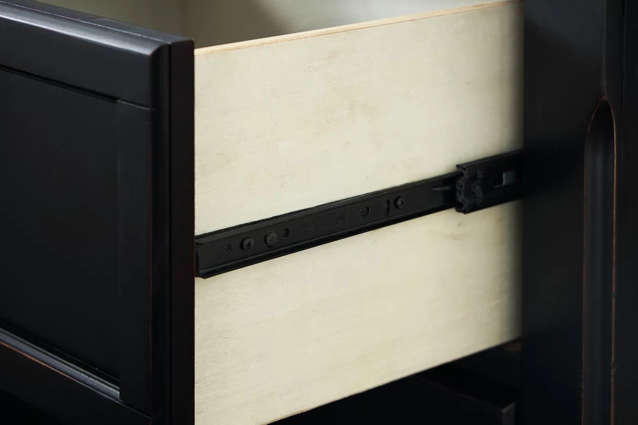 Ashley SM Chylanta 5-Drawer Wood Veneer Chest