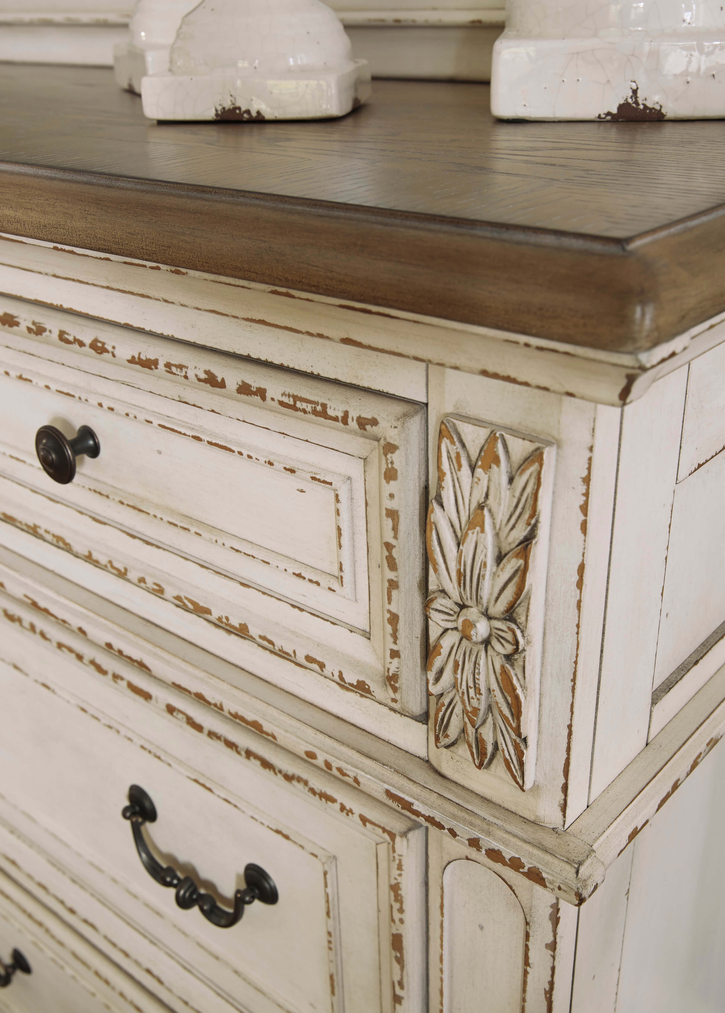 SM Realyn Wood 7-Drawer Dresser
