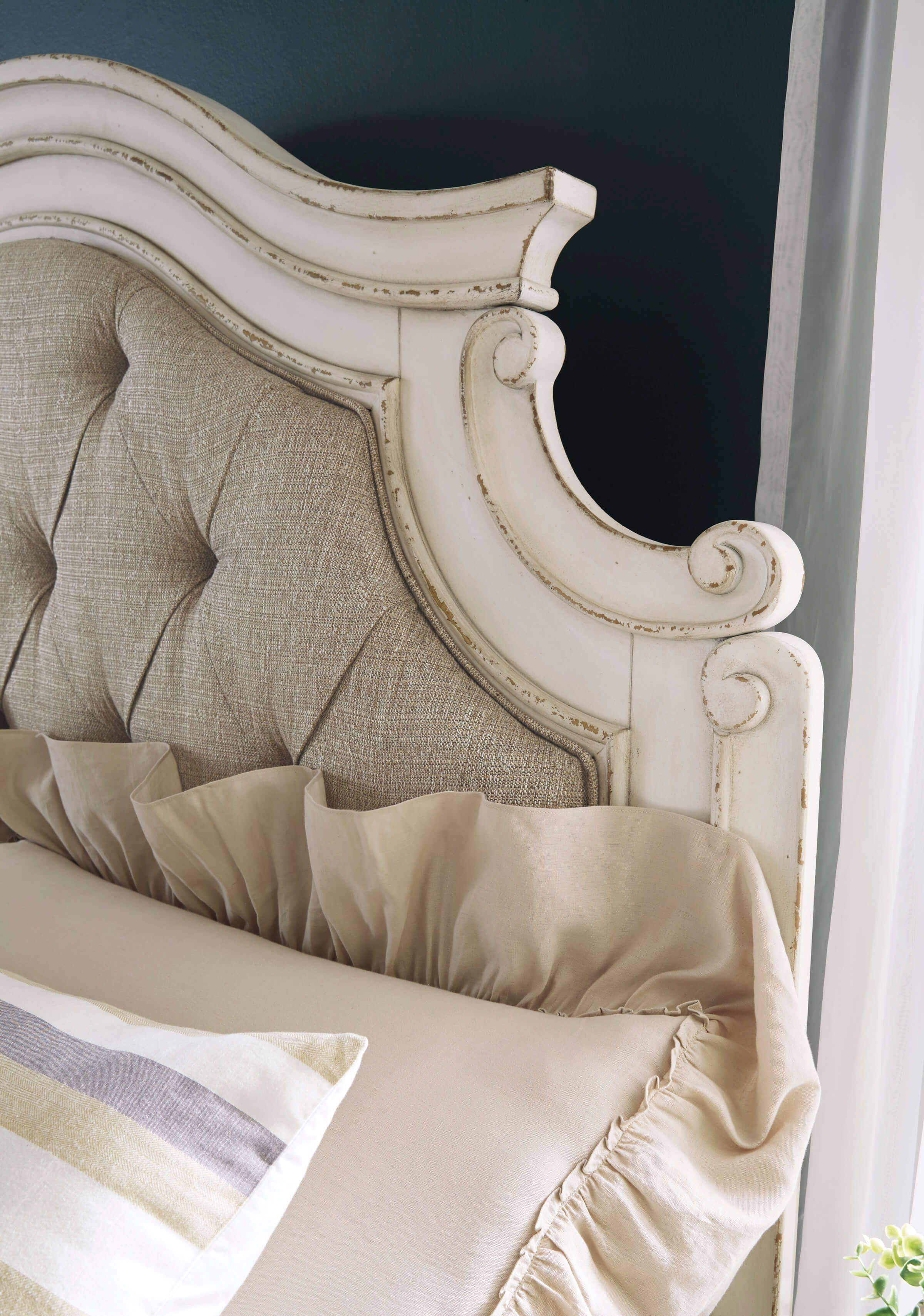 SM Realyn Fabric Upholstered Panel Queen Size Bed