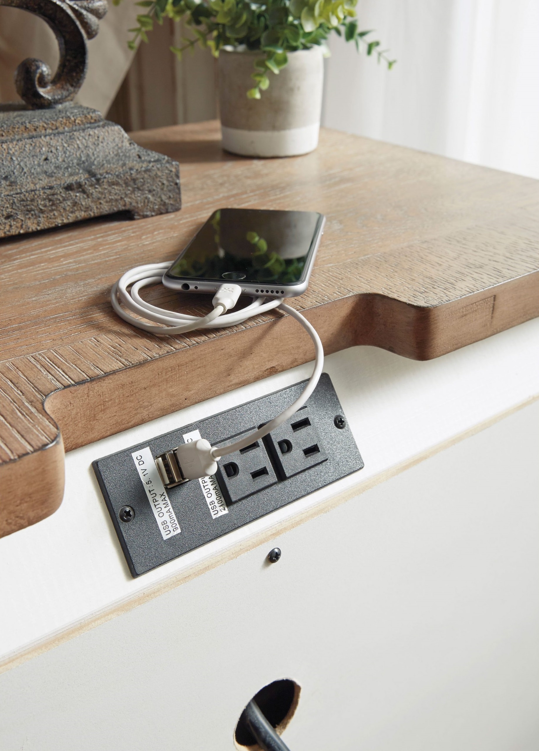SM Realyn Wood 3-Drawer Nightstand w/USB