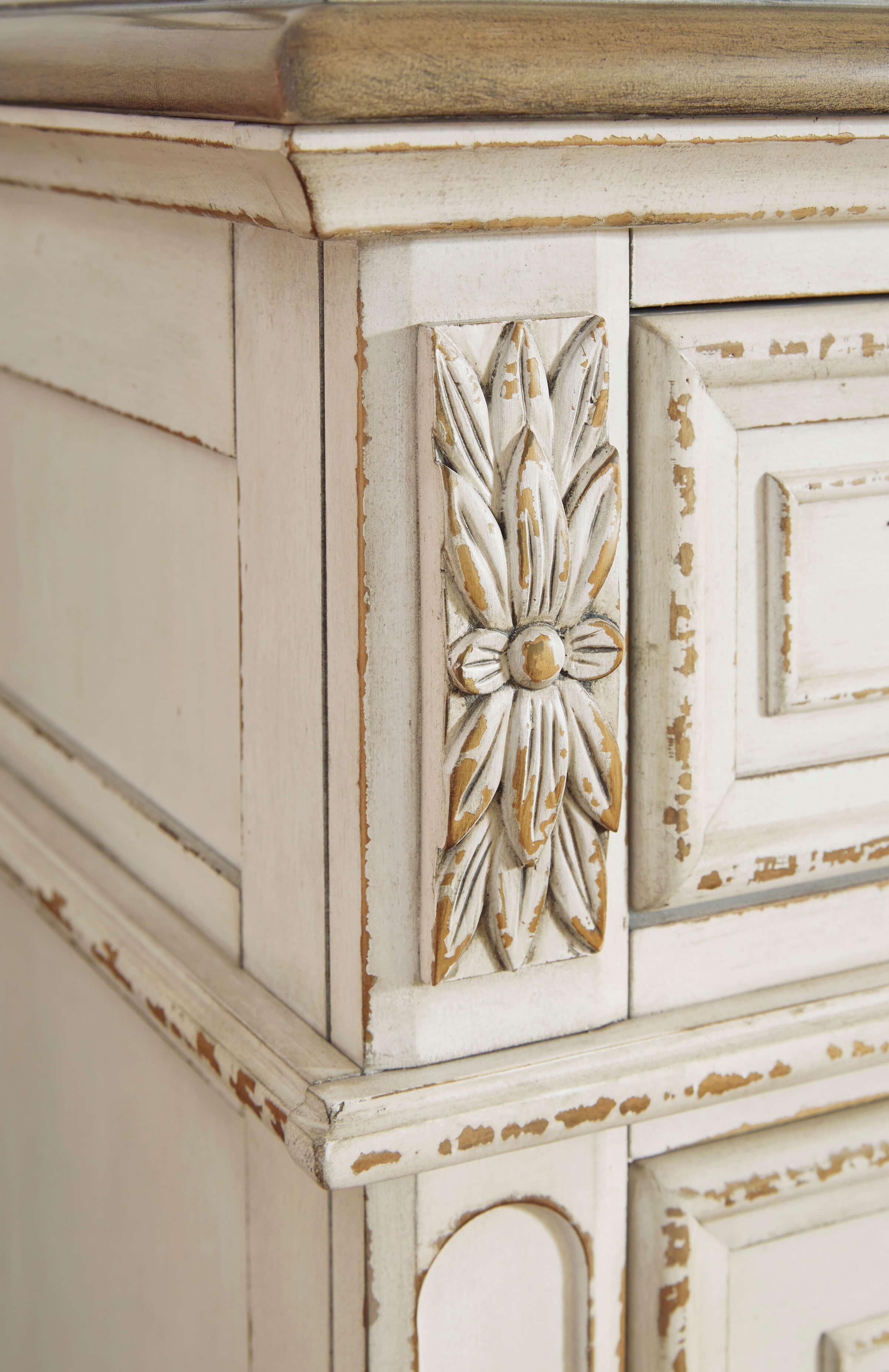 SM Realyn Wood 7-Drawer Dresser