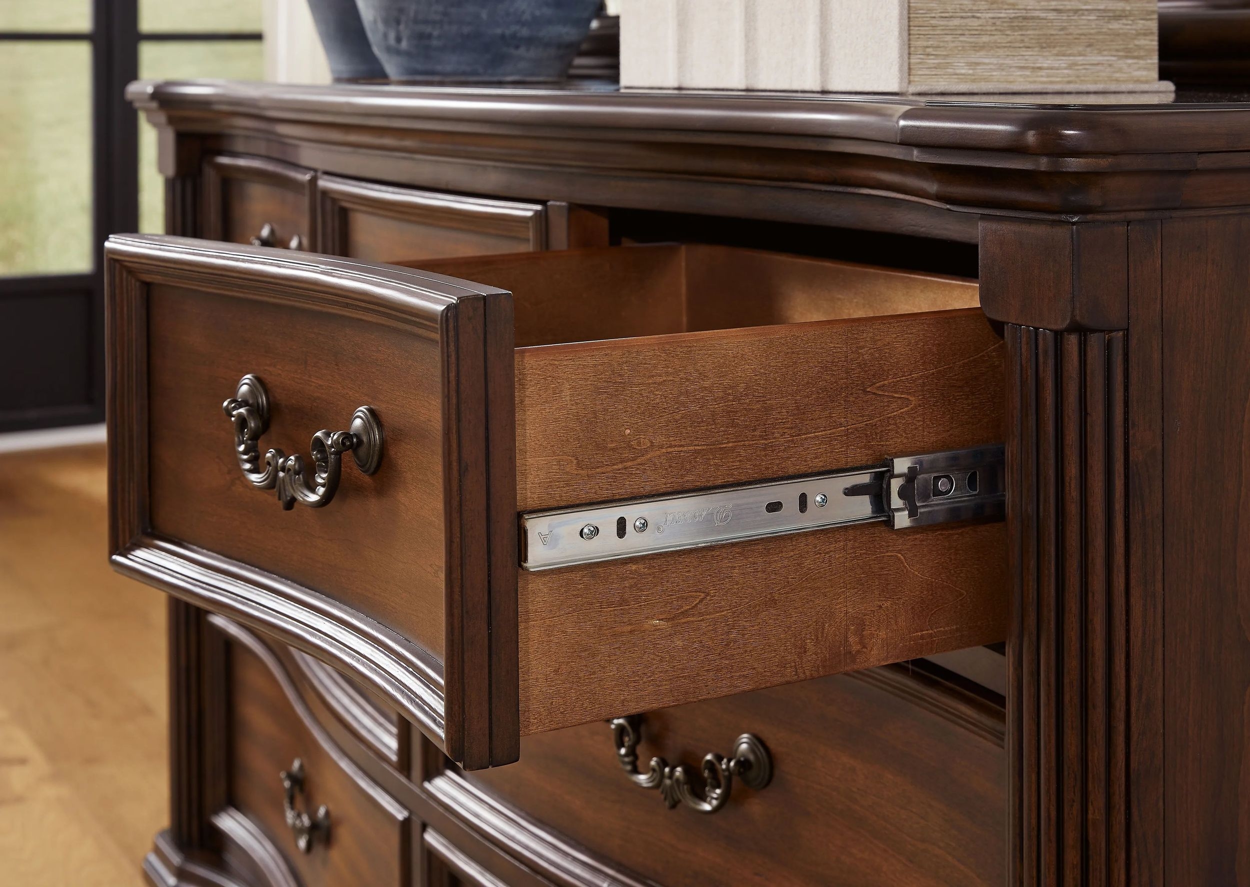 Ashley SM Lavinton Wood Poster Bedroom Set