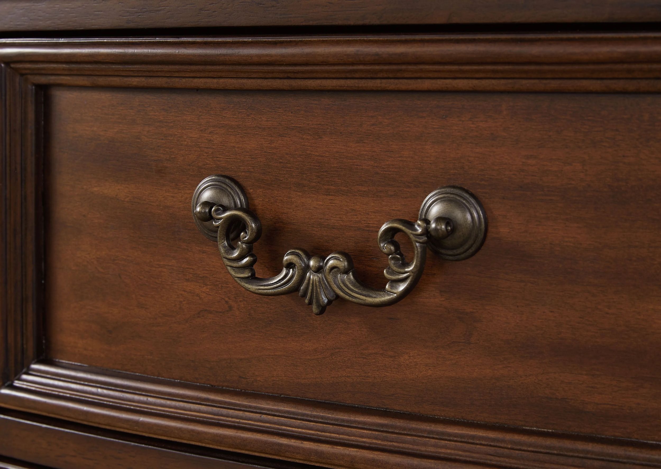 Ashley SM Lavinton 7-Drawer Wood Veneer Dresser