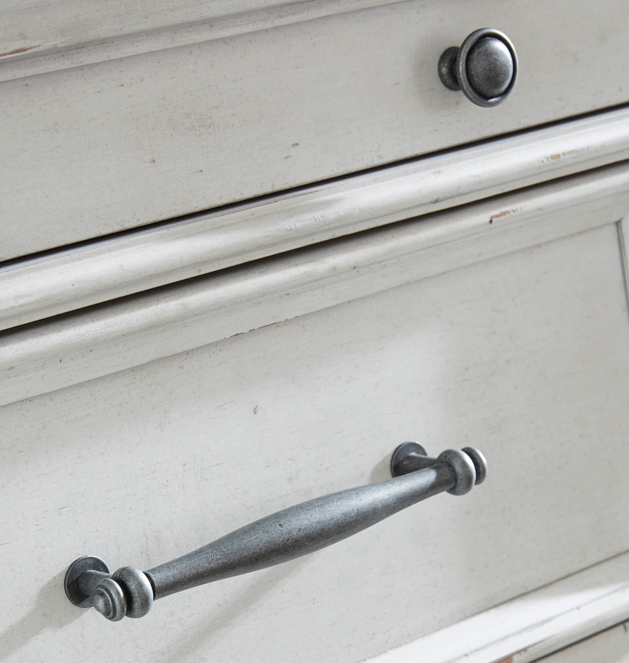 Ashley SM Kanwyn Wood 9-Drawer Dresser