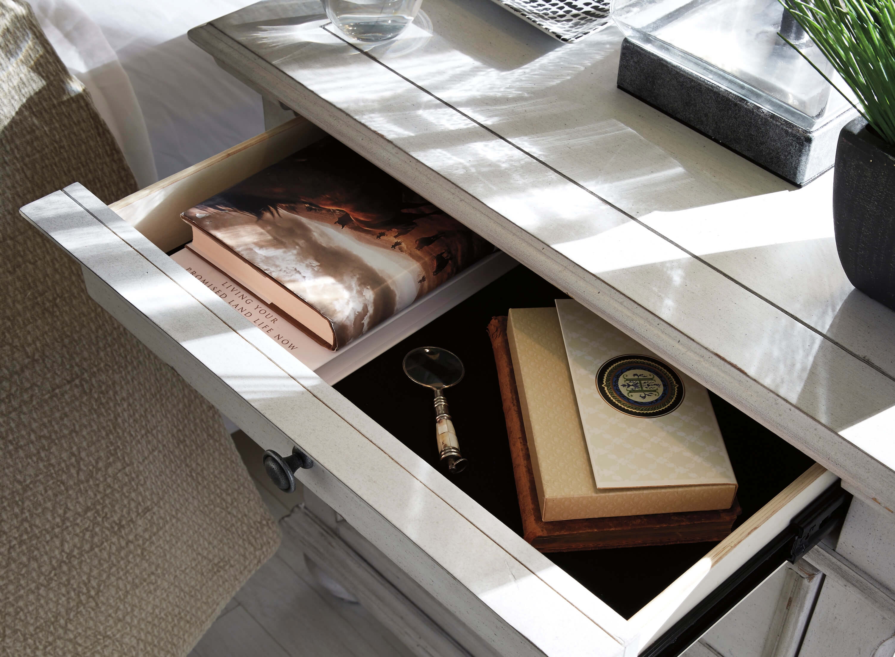 Ashley SM Kanwyn Wood 3-Drawer Nightstand
