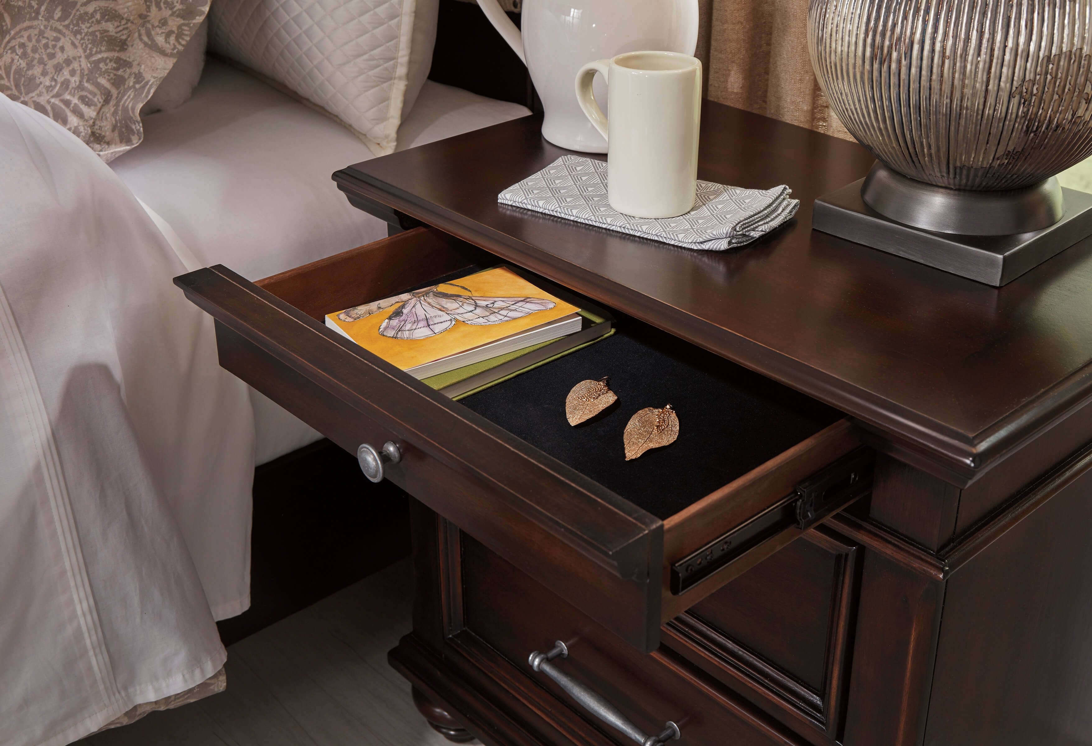 Brynhurst Wood Storage Panel Bedroom Set
