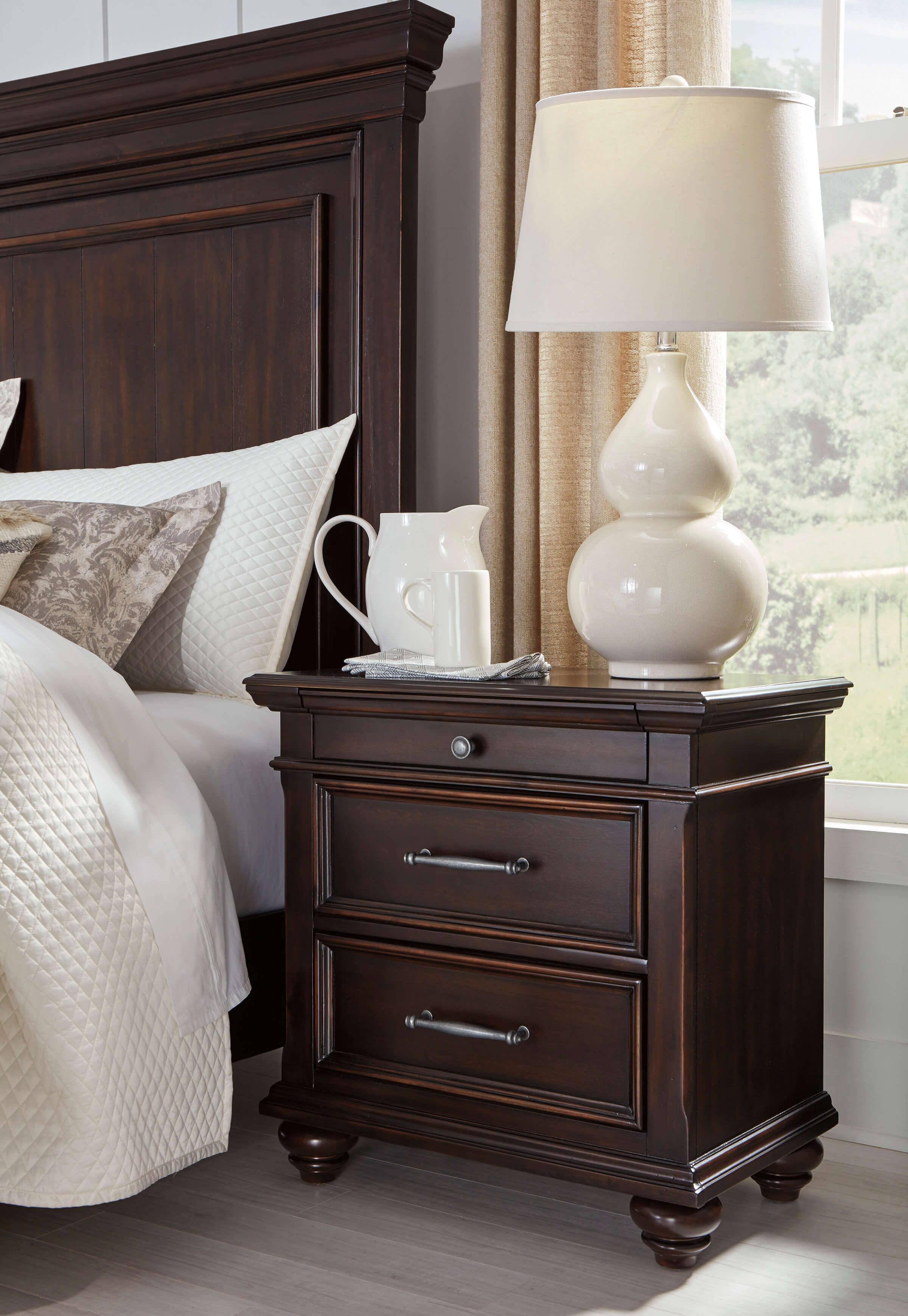 Brynhurst Wood Storage Panel Bedroom Set