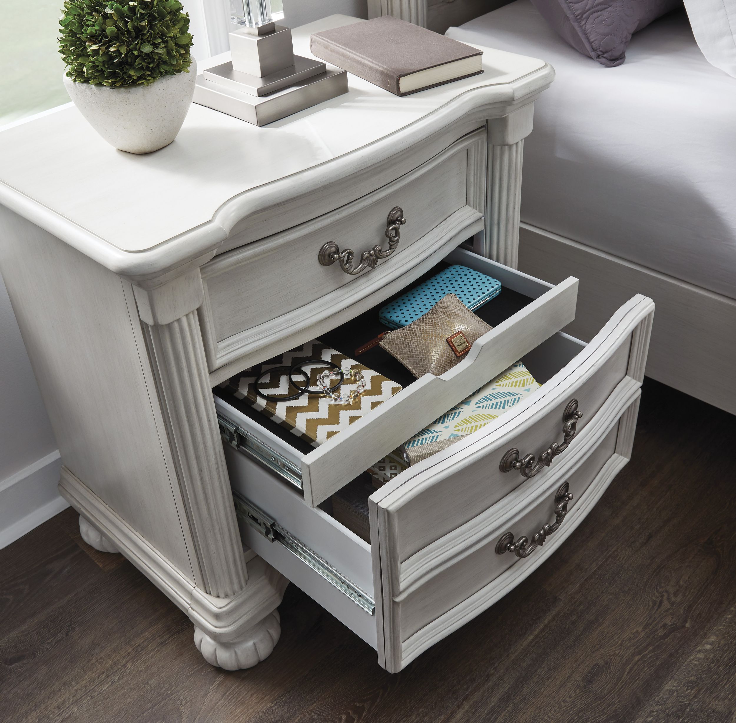 Montelaine Wood Nightstand w/3 Drawers