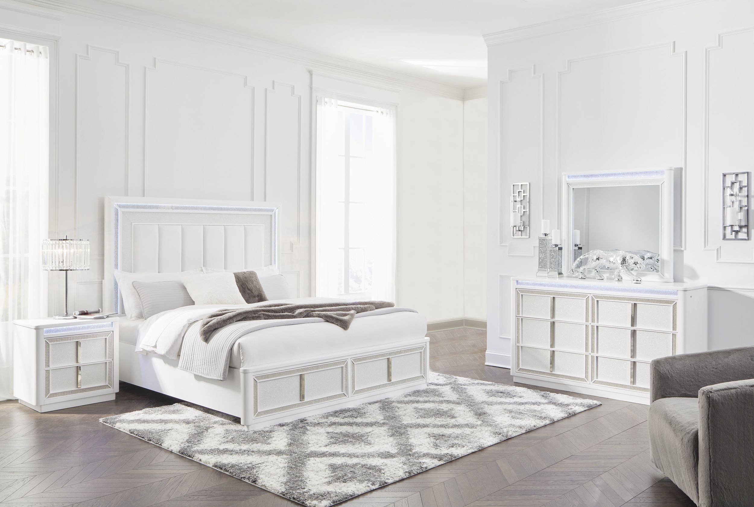  Luxurious Upholstered Queen Bed/Bedroom