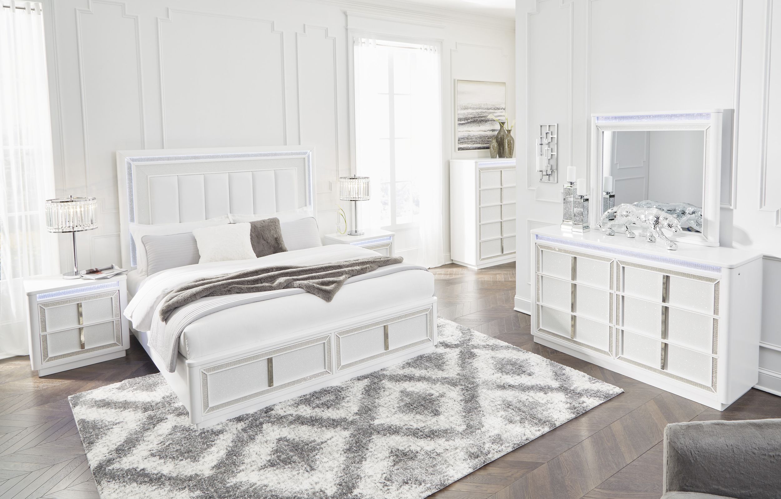  Luxurious Upholstered Queen Bed/Bedroom