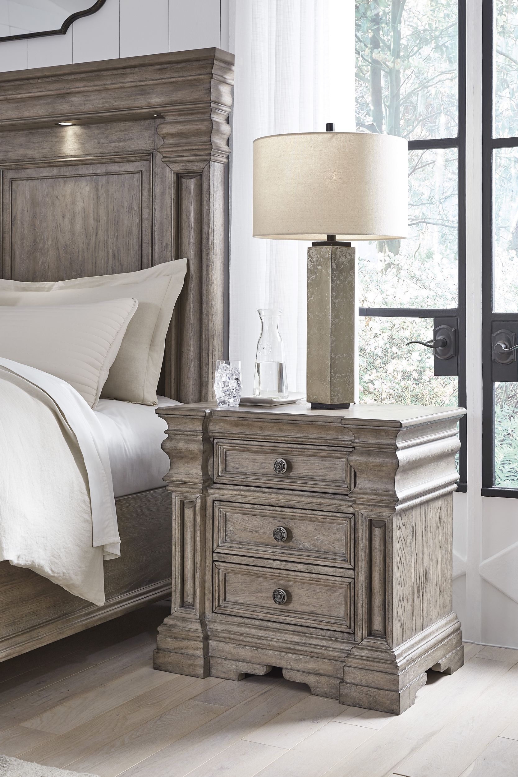 Blairhurst Wood Nightstand w/3 Drawers
