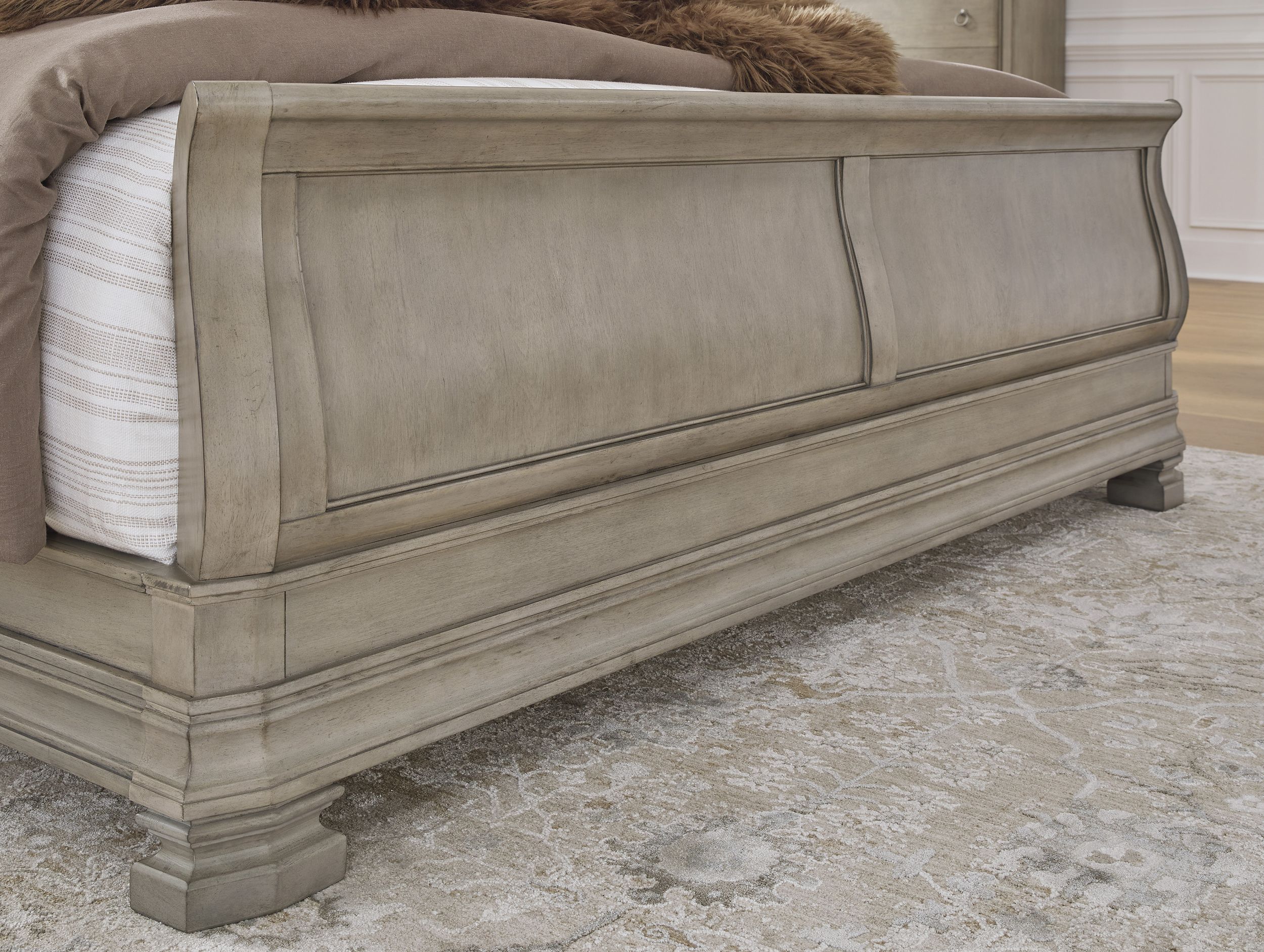 Lexorne Wood Sleigh Bedroom Set