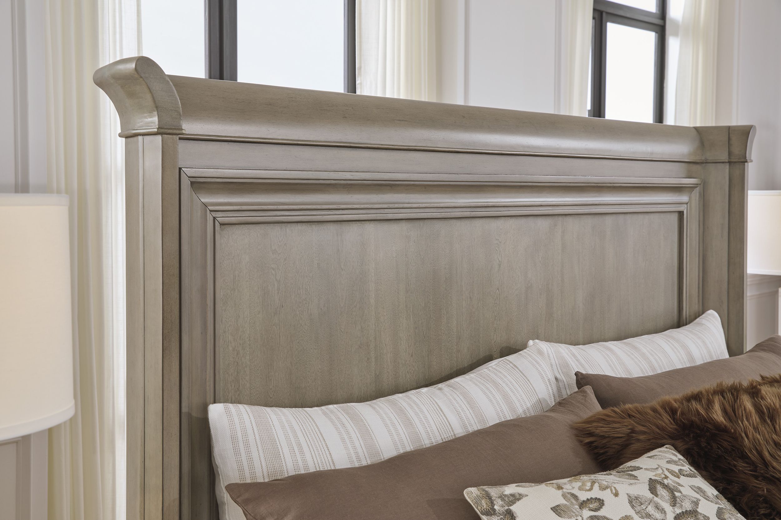 Lexorne Wood Sleigh Bedroom Set