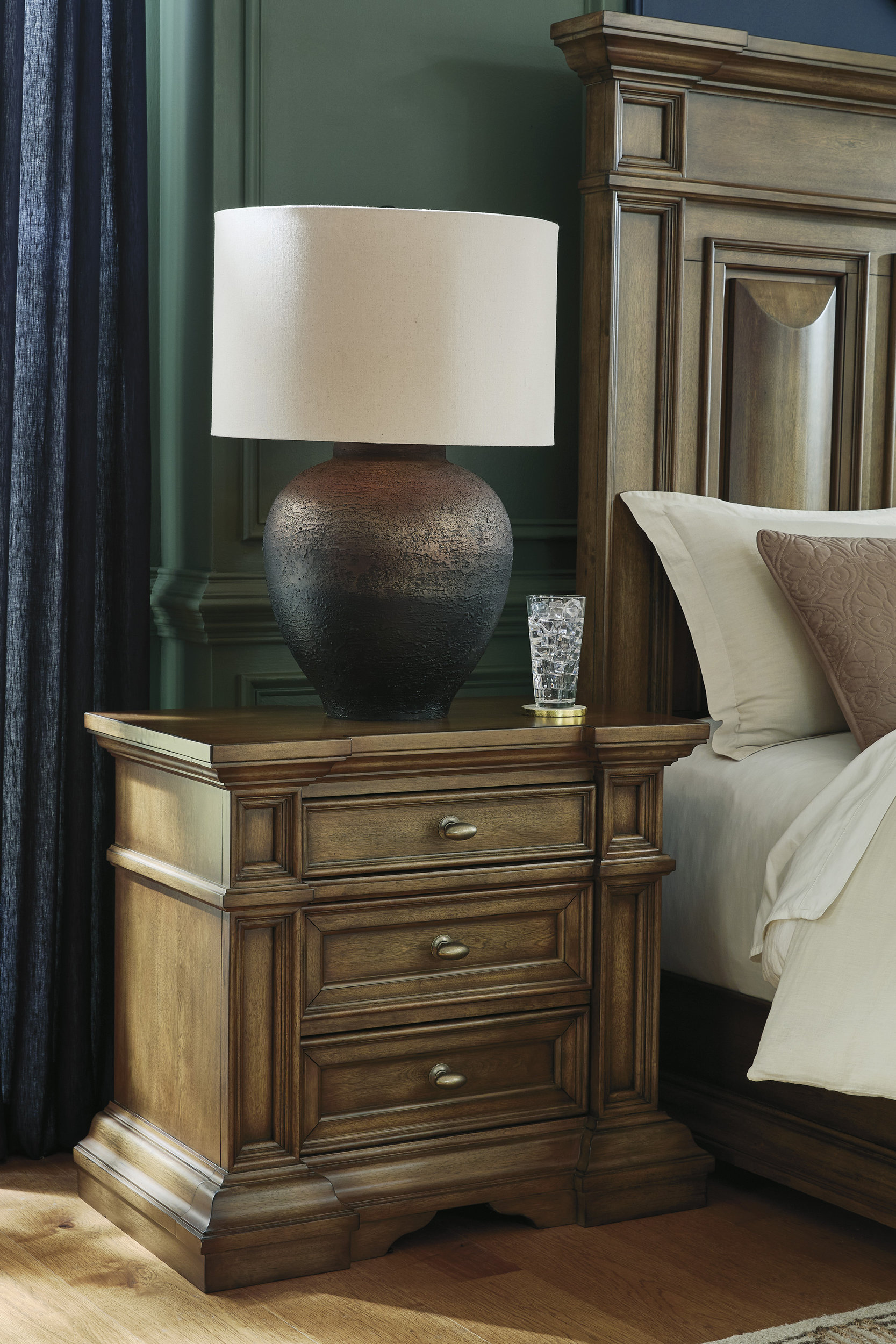 Frantanna Wood Panel Storage Bedroom Set