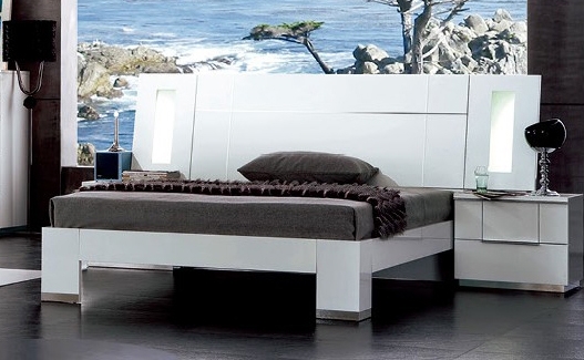 B 20 Queen Size Bed w/Tilted Headboard, Lamps & 2 Drawers