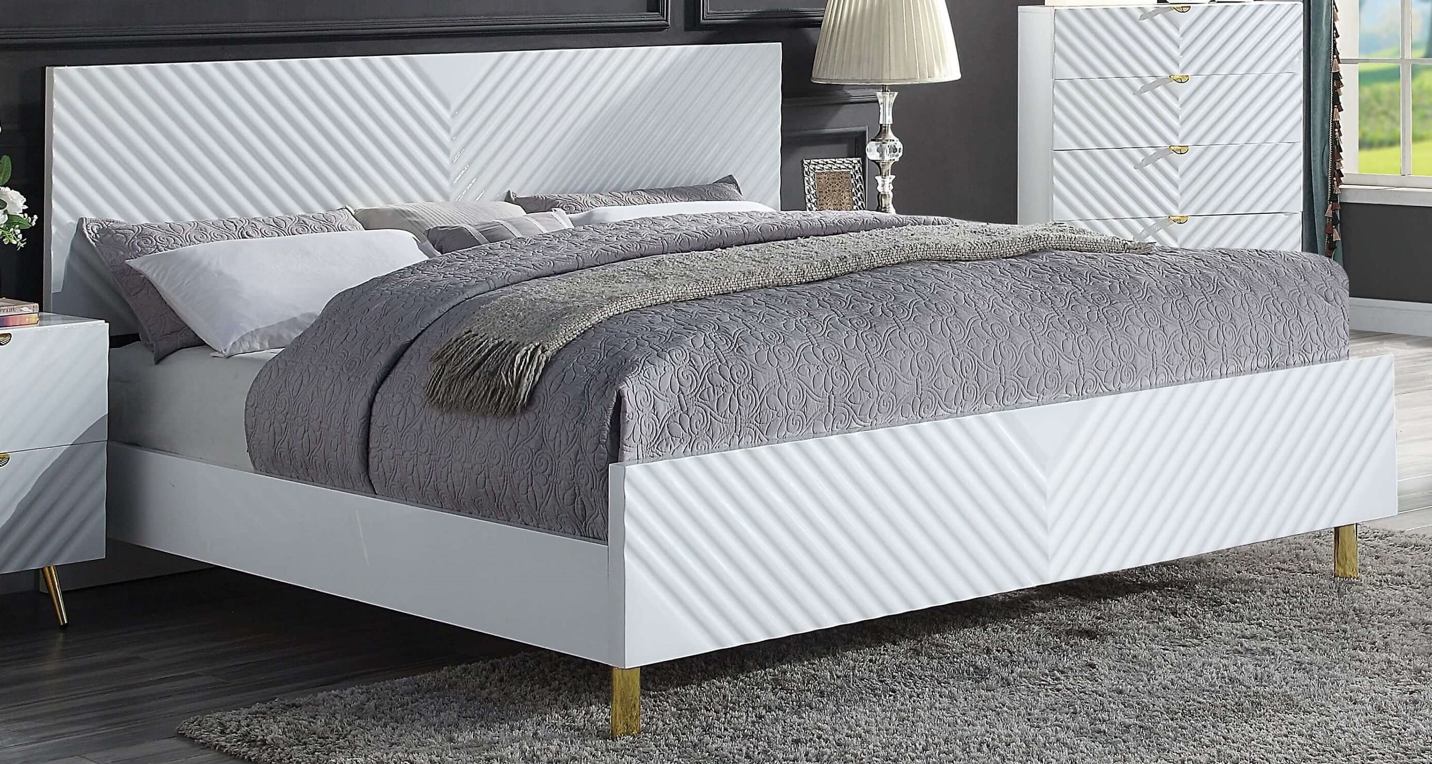 Gaines Wood/Metal Panel Bed, Eastern King Size