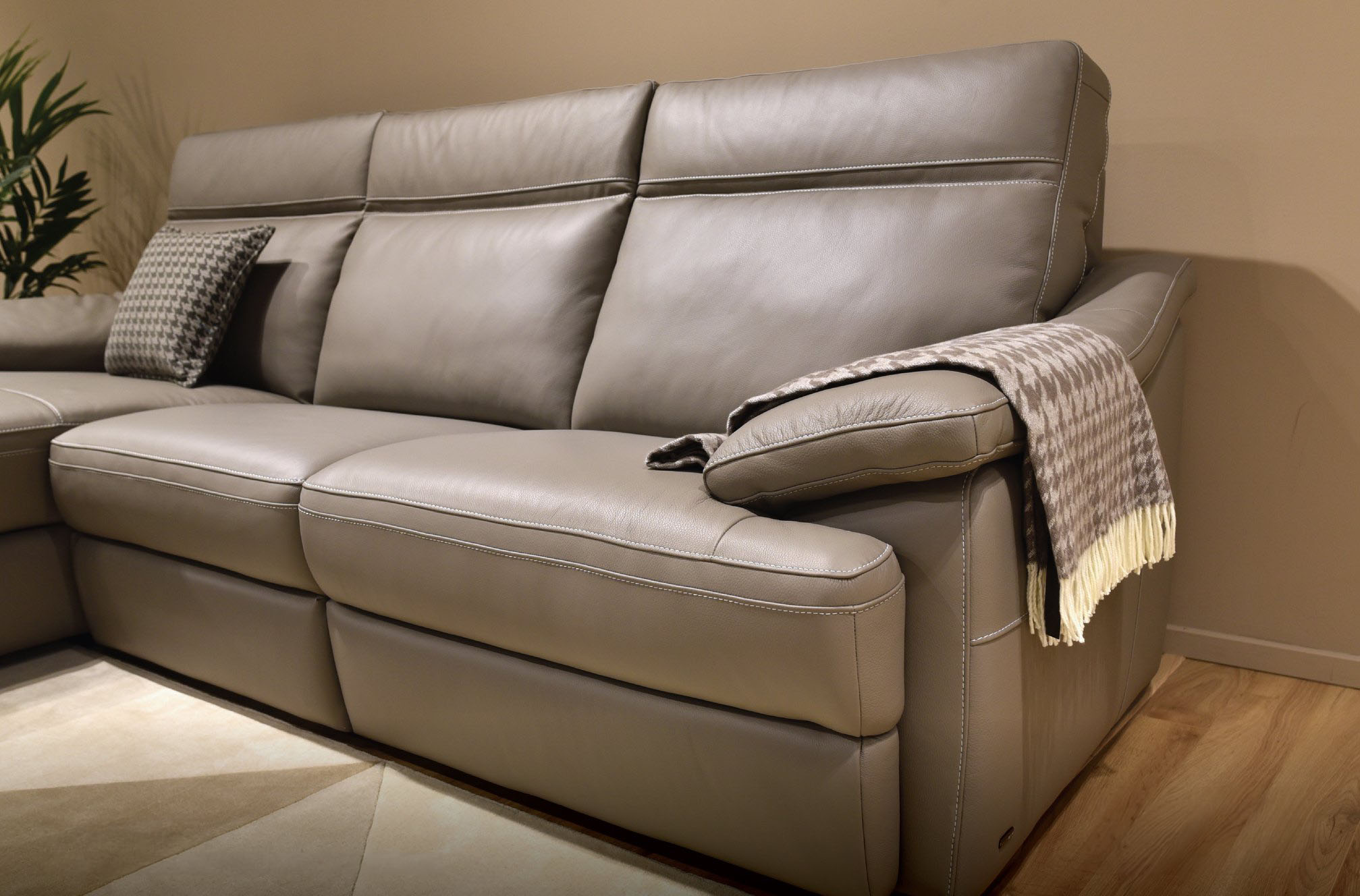 Pazienza Leather L-Shape Sectional Sofa w/ Motion Chaise & Recliner w/ Lumbar Support
