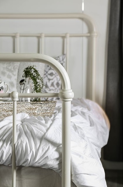 Iria Metal Panel Bed, Twin Size