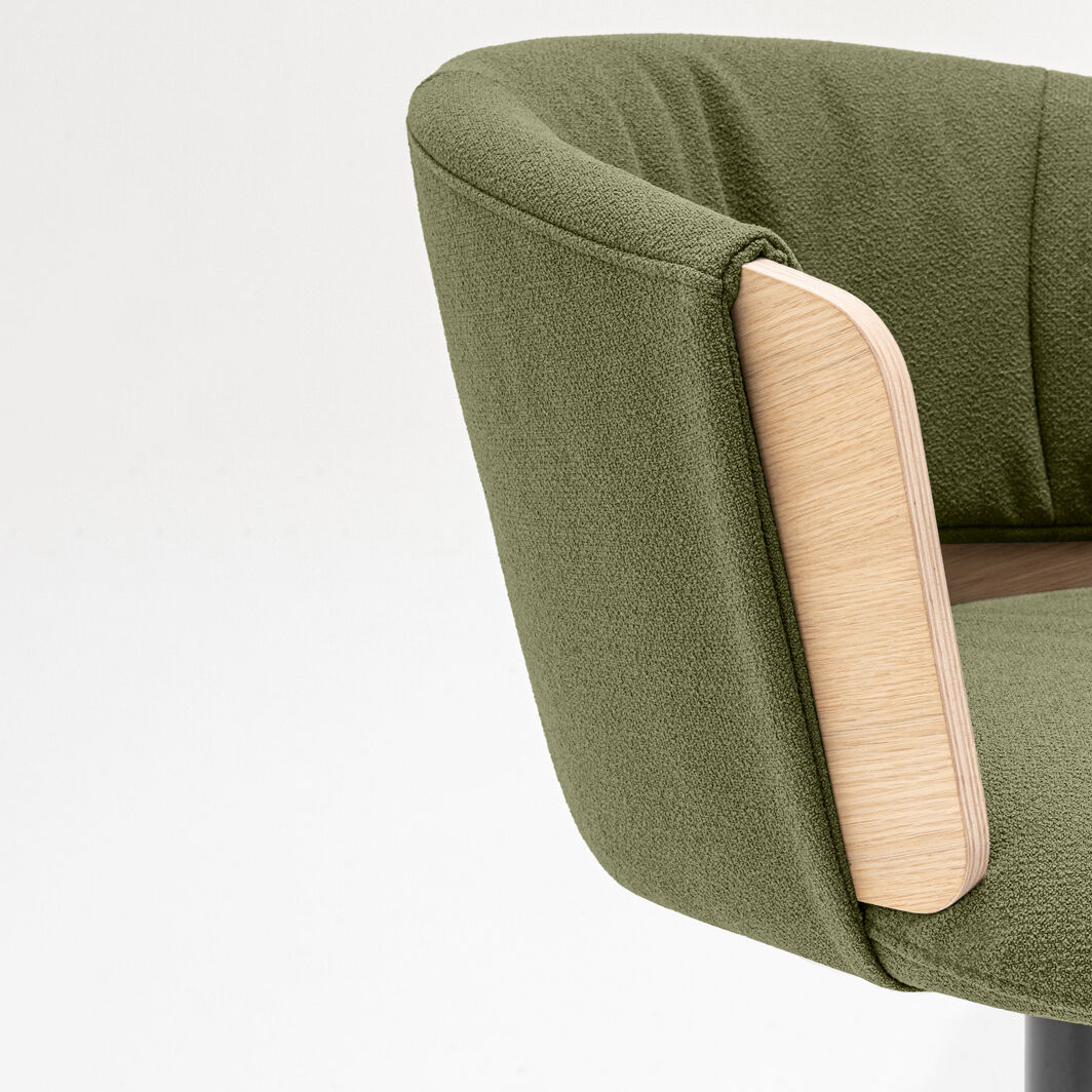 Collar Swivel Chair w/Castors