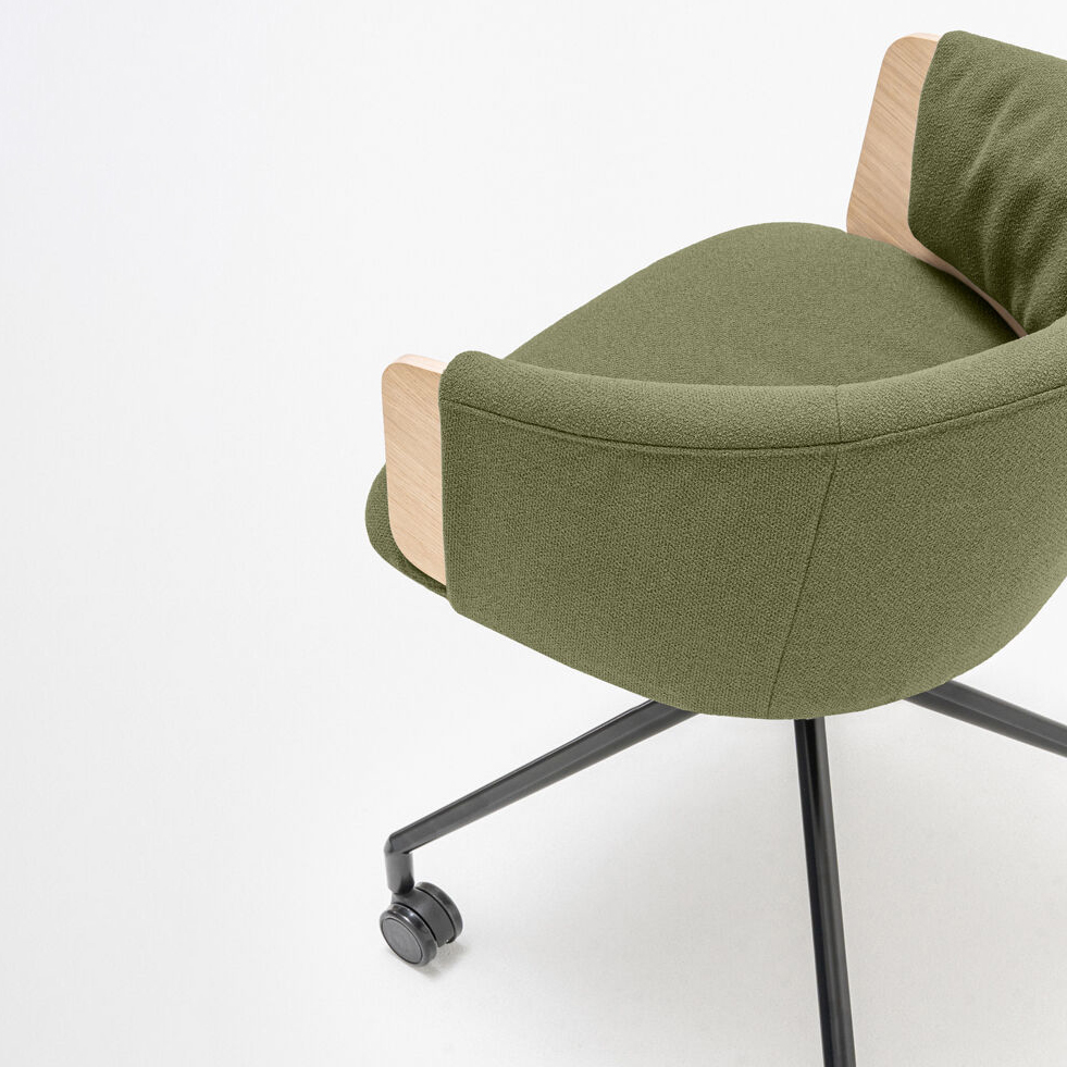 Collar Swivel Chair w/Castors