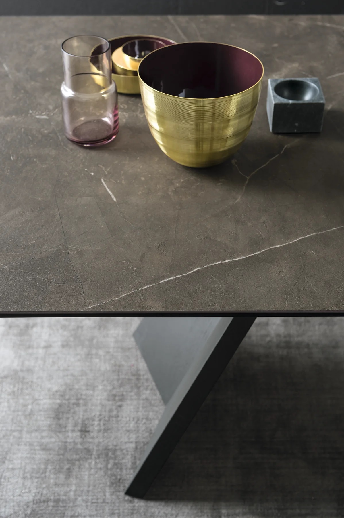 Icaro W78.8"-118.1" Rectangular Ceramic/Wood Veneer Extendable Dining Table