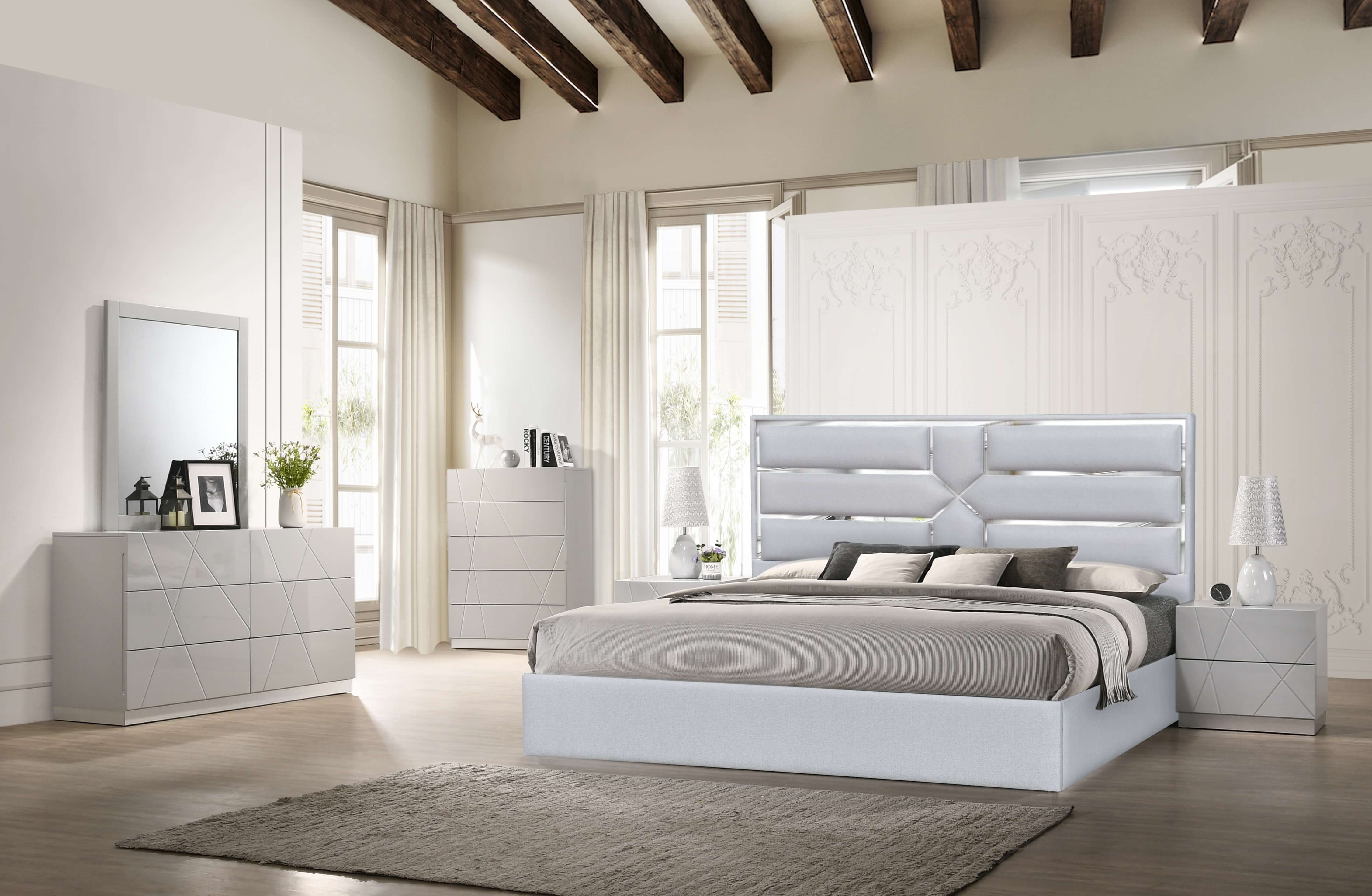 Da Vinci Fabric Platform Queen Size Bed w/Mirrored Trim