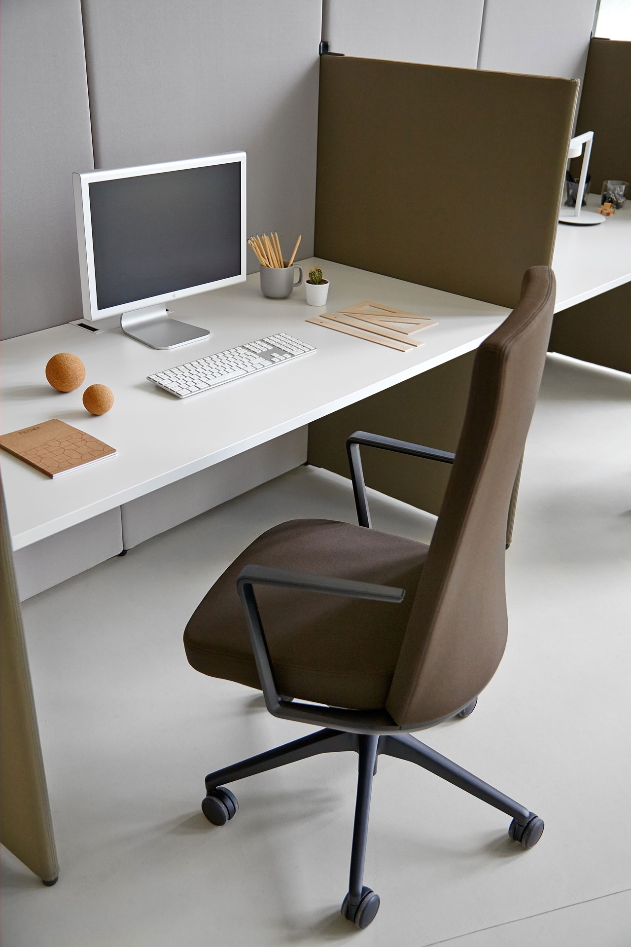 Link 4-Person Office Modular Screen System, Composition 2