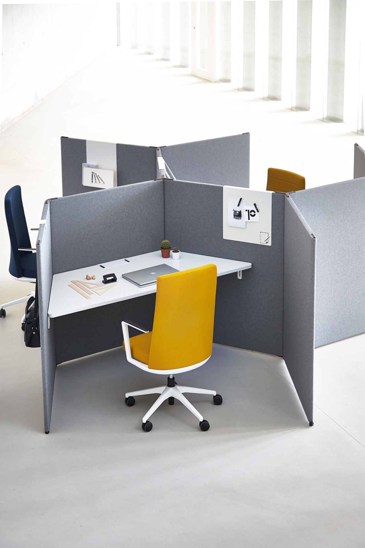 Link 3-Person Office Modular Screen System, Composition 1