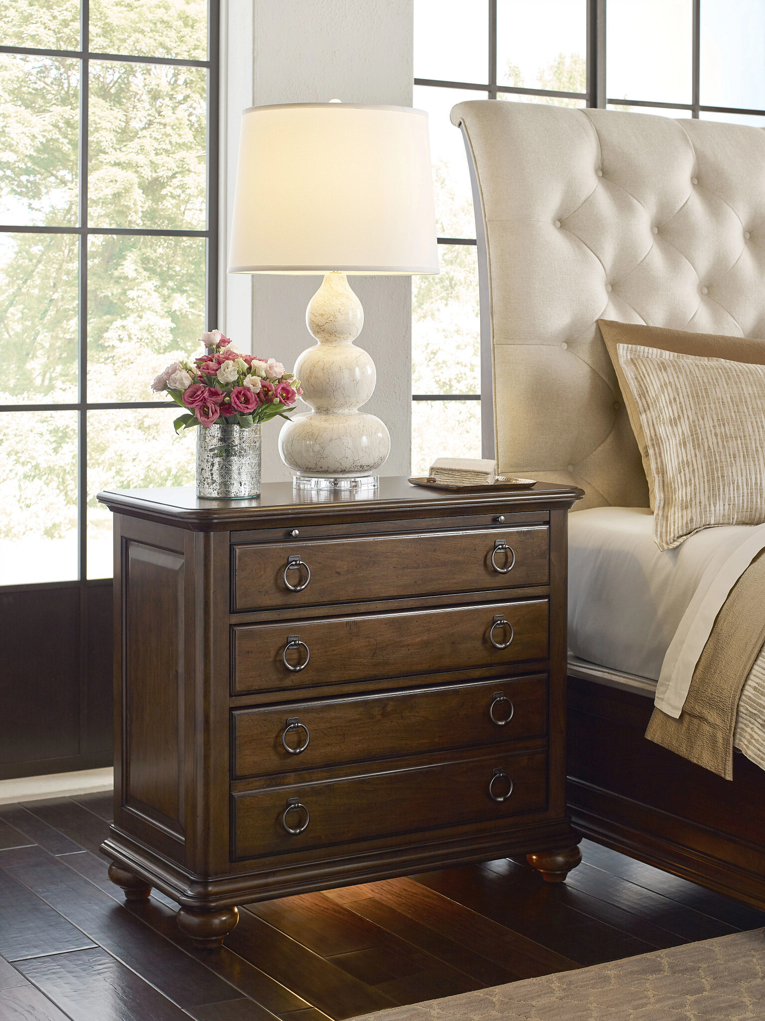 Commonwealth Herndon Wood/Fabric Upholstered Bedroom Set
