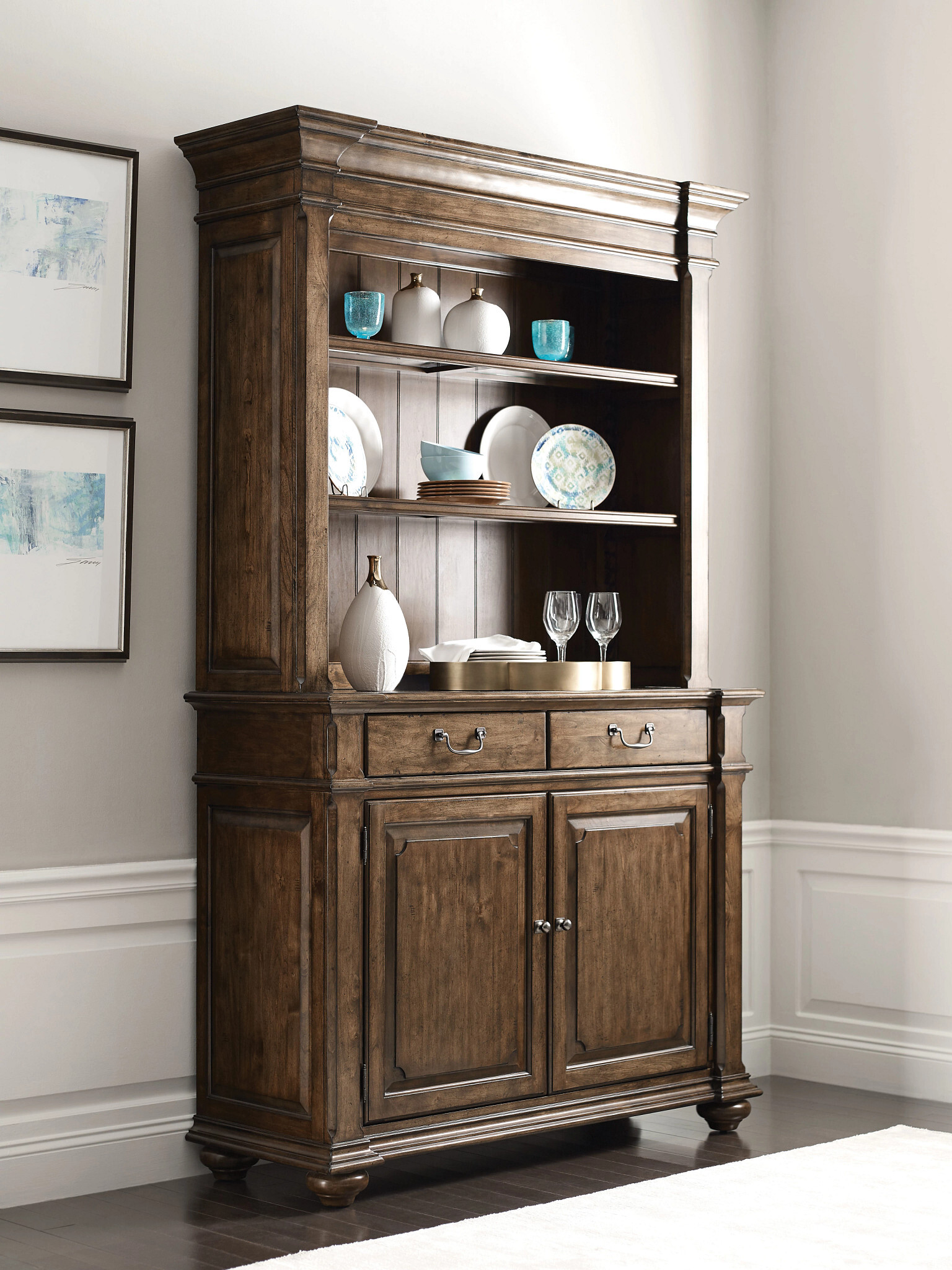 Commonwealth Byron/Renner Round Wood Extendable Dining Room Set