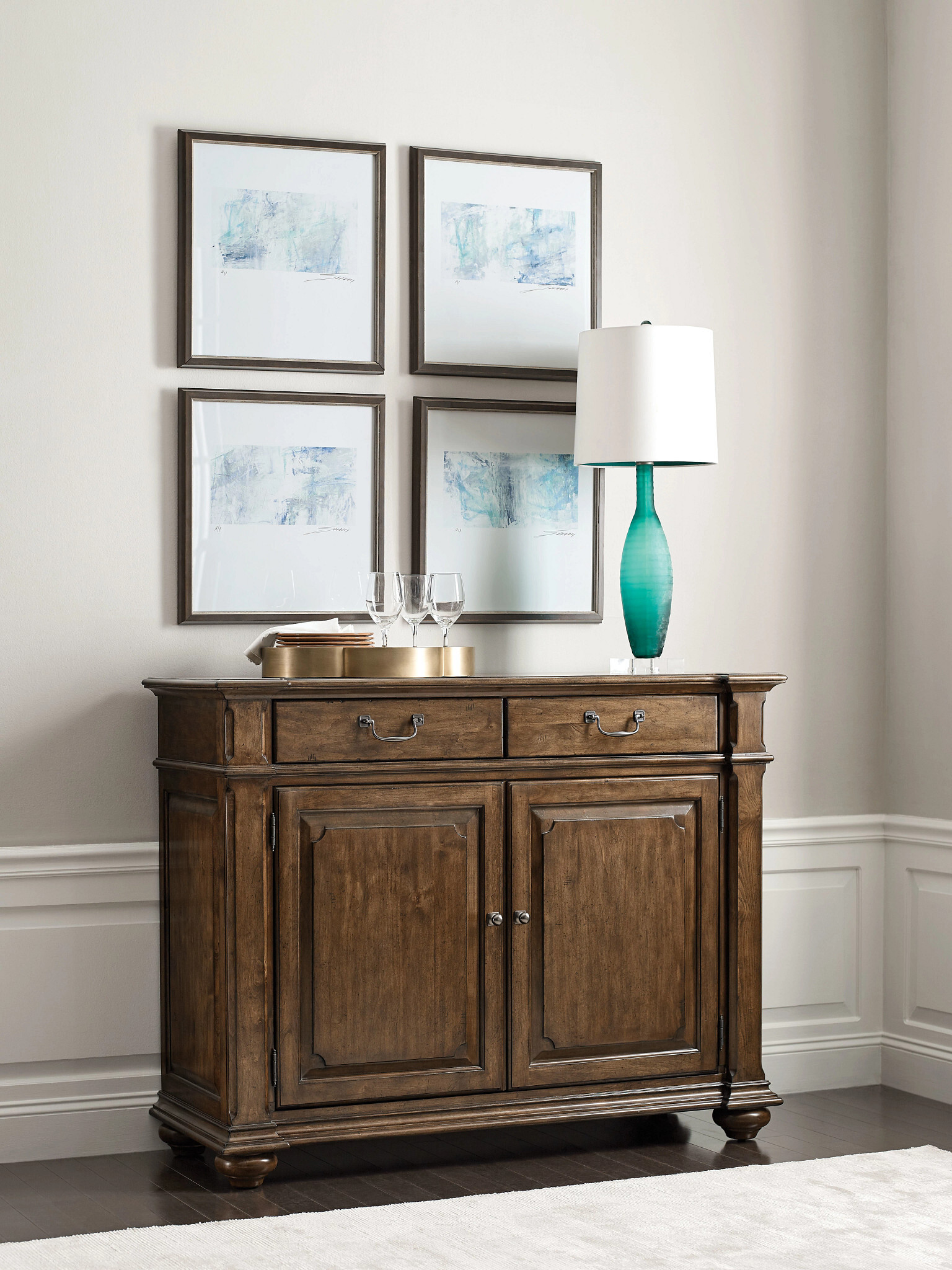Commonwealth Byron/Renner Round Wood Extendable Dining Room Set