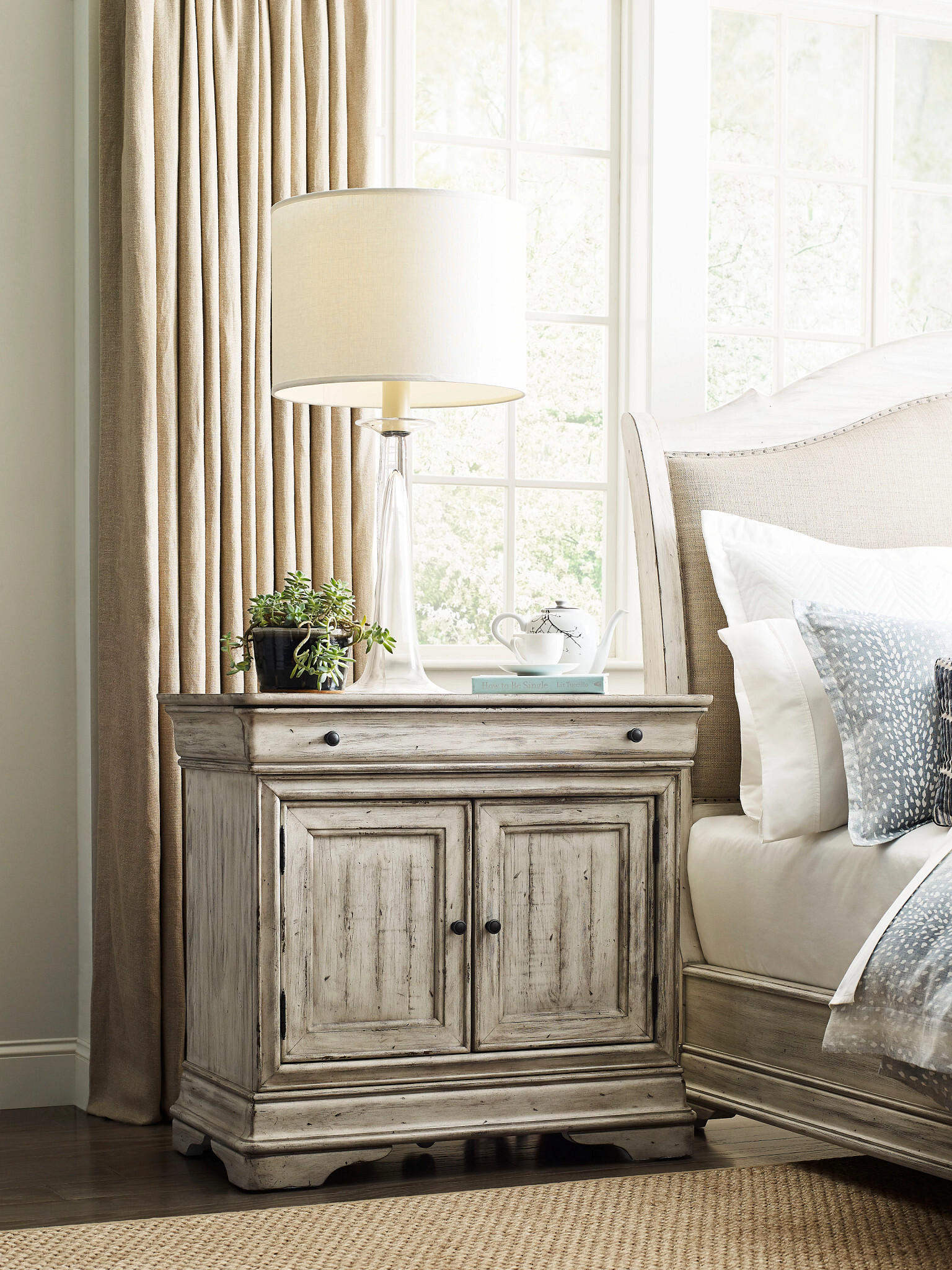 Selwyn Wexford Wood Bachelors Chest w/2 Doors & Drawer