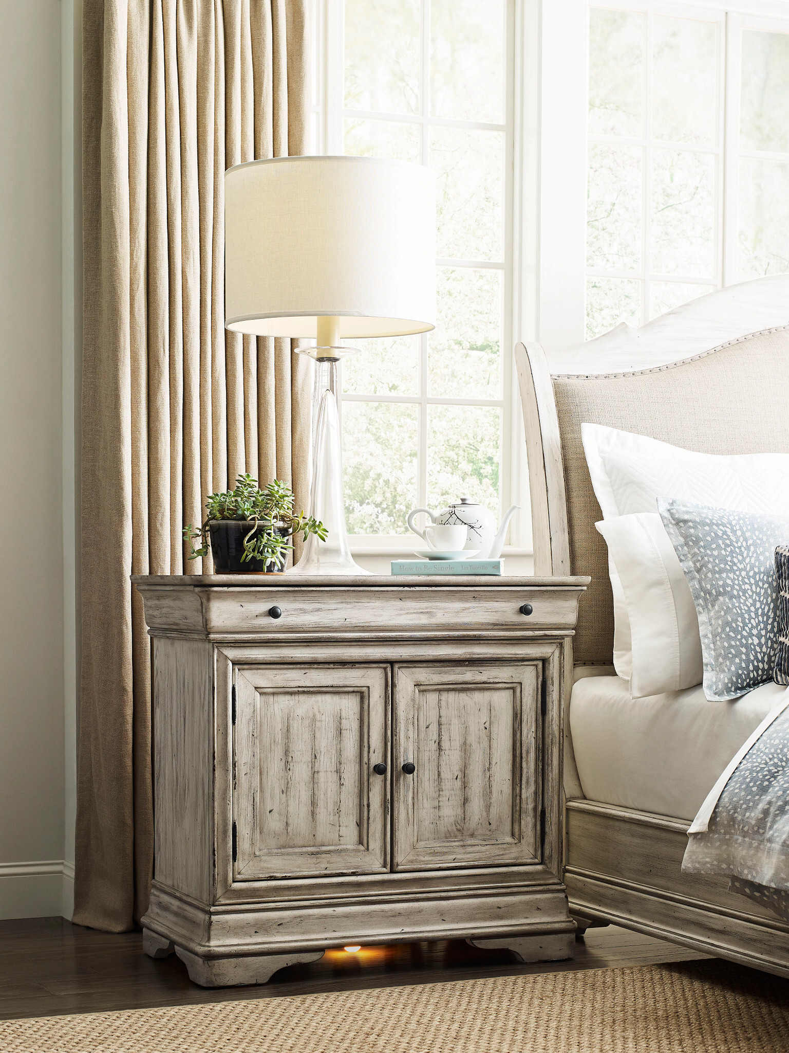 Selwyn Wexford Wood Bachelors Chest w/2 Doors & Drawer