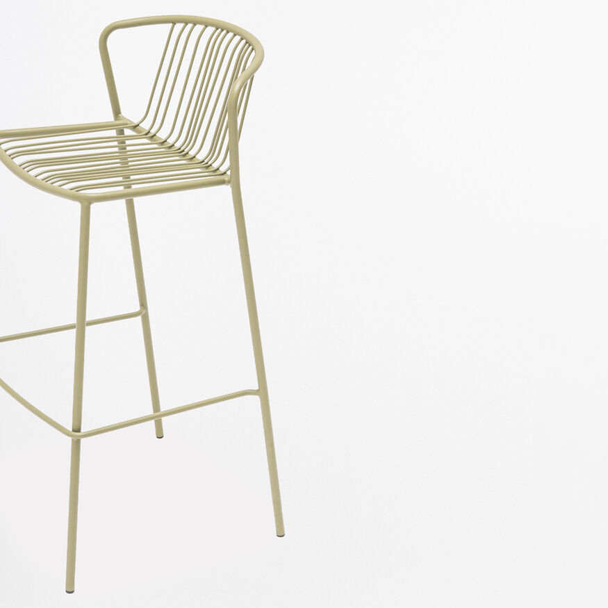 Bris Bar Stool w/Armrest