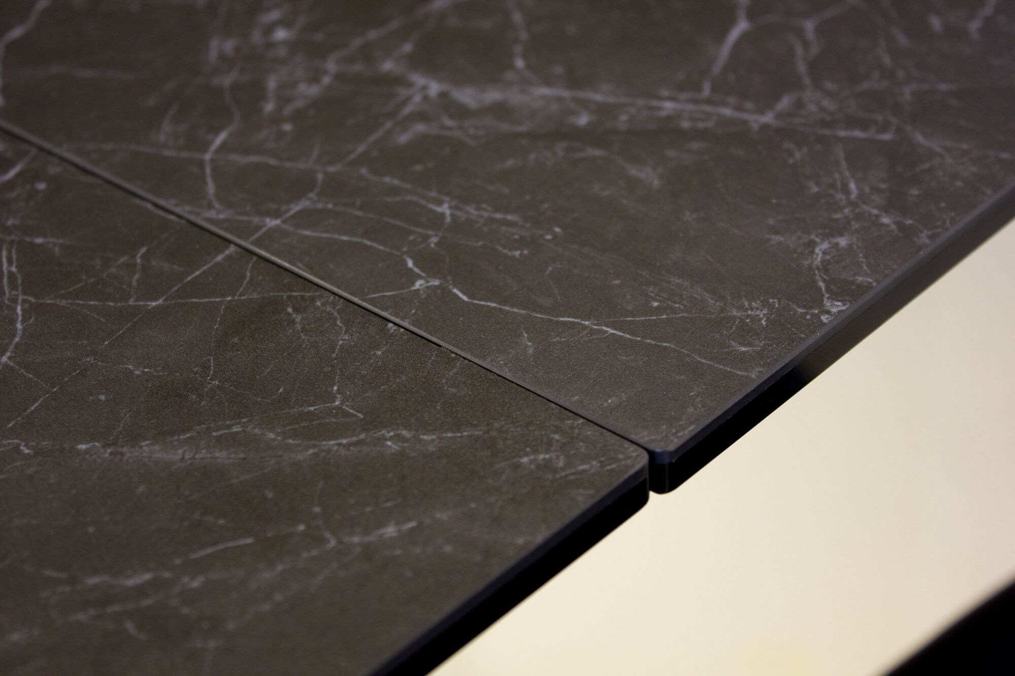The W Extendable Dining Table