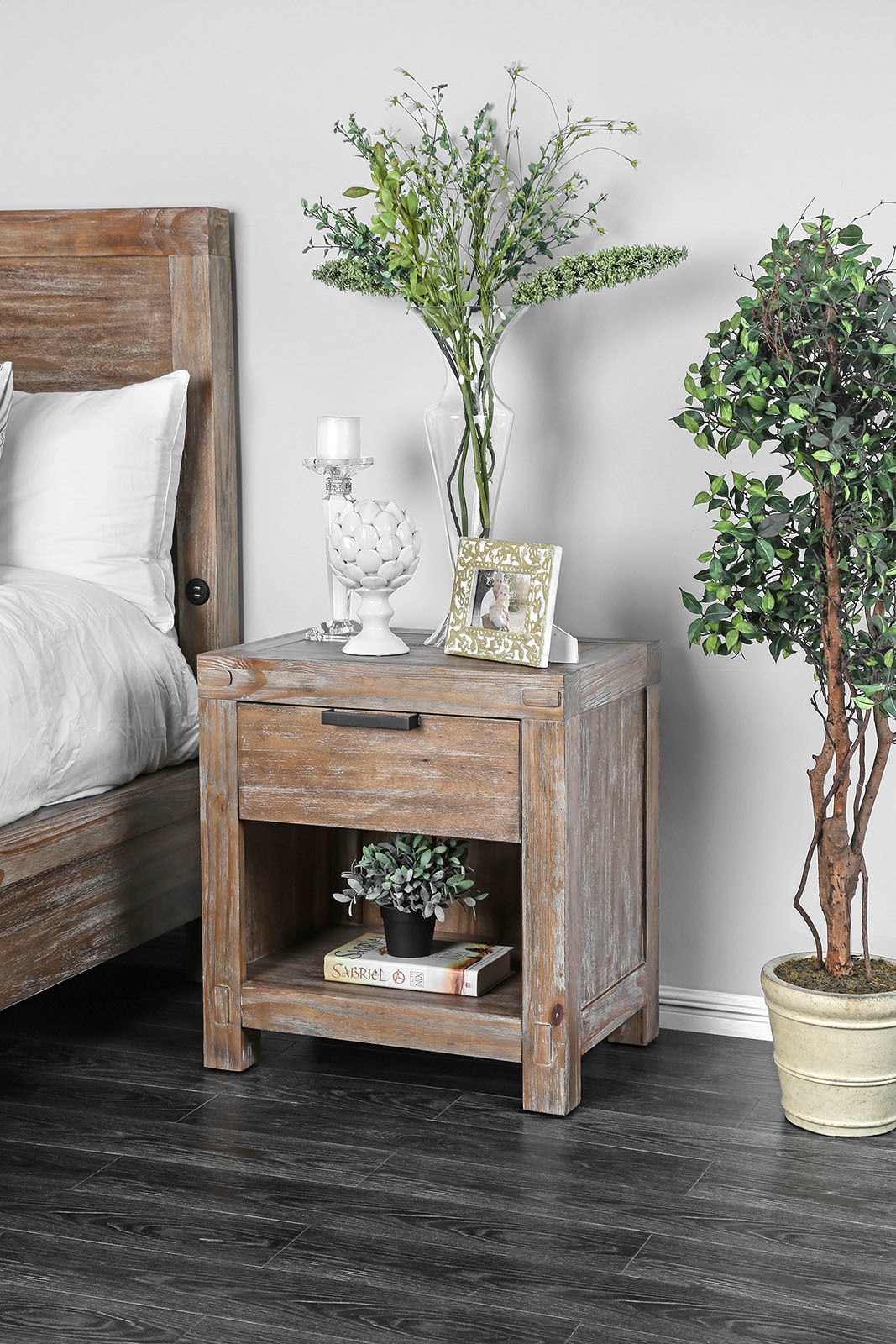 Wynton Wood Storage Platform Bedroom Set w/USB Charger