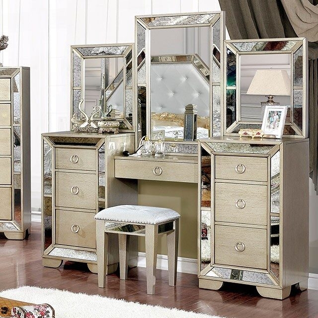 Loraine Leatherette/Mirror/Wood Panel Tufted Bedroom Set